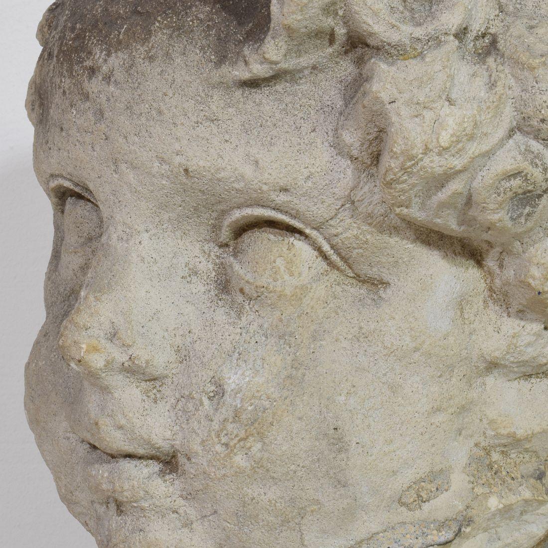 Grande tête française du 17ème siècle en pierre calcaire sculptée à la main en vente 8
