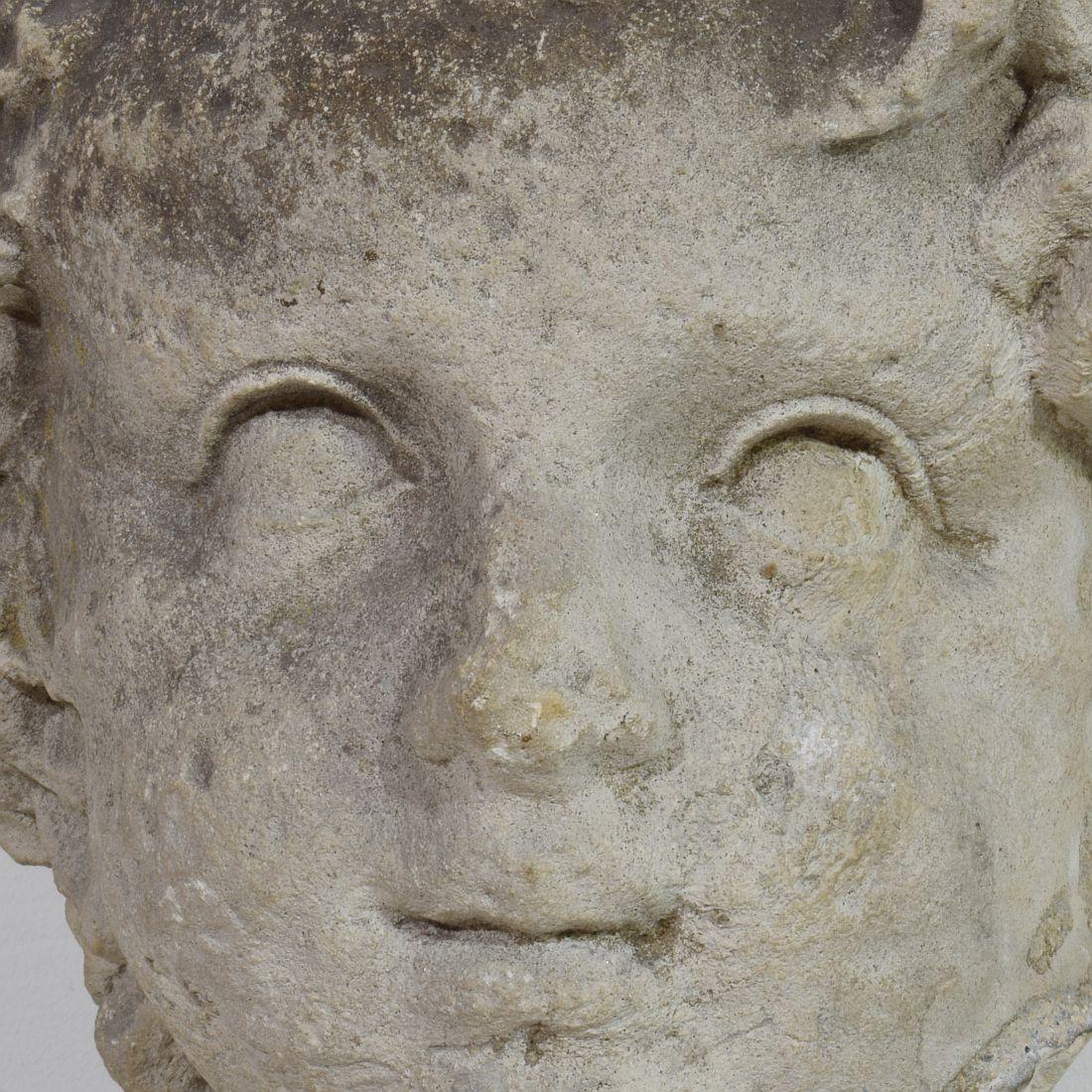 Grande tête française du 17ème siècle en pierre calcaire sculptée à la main en vente 9