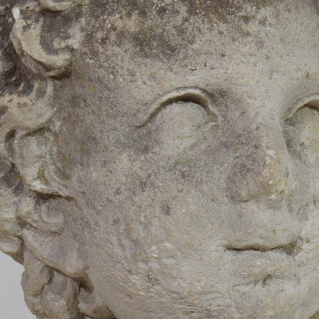 Grande tête française du 17ème siècle en pierre calcaire sculptée à la main en vente 10