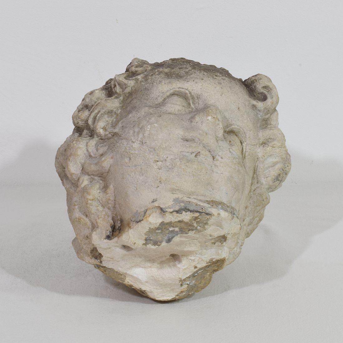 Grande tête française du 17ème siècle en pierre calcaire sculptée à la main en vente 12