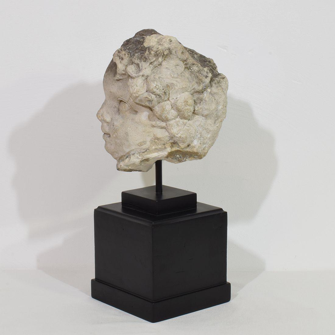 Français Grande tête française du 17ème siècle en pierre calcaire sculptée à la main en vente