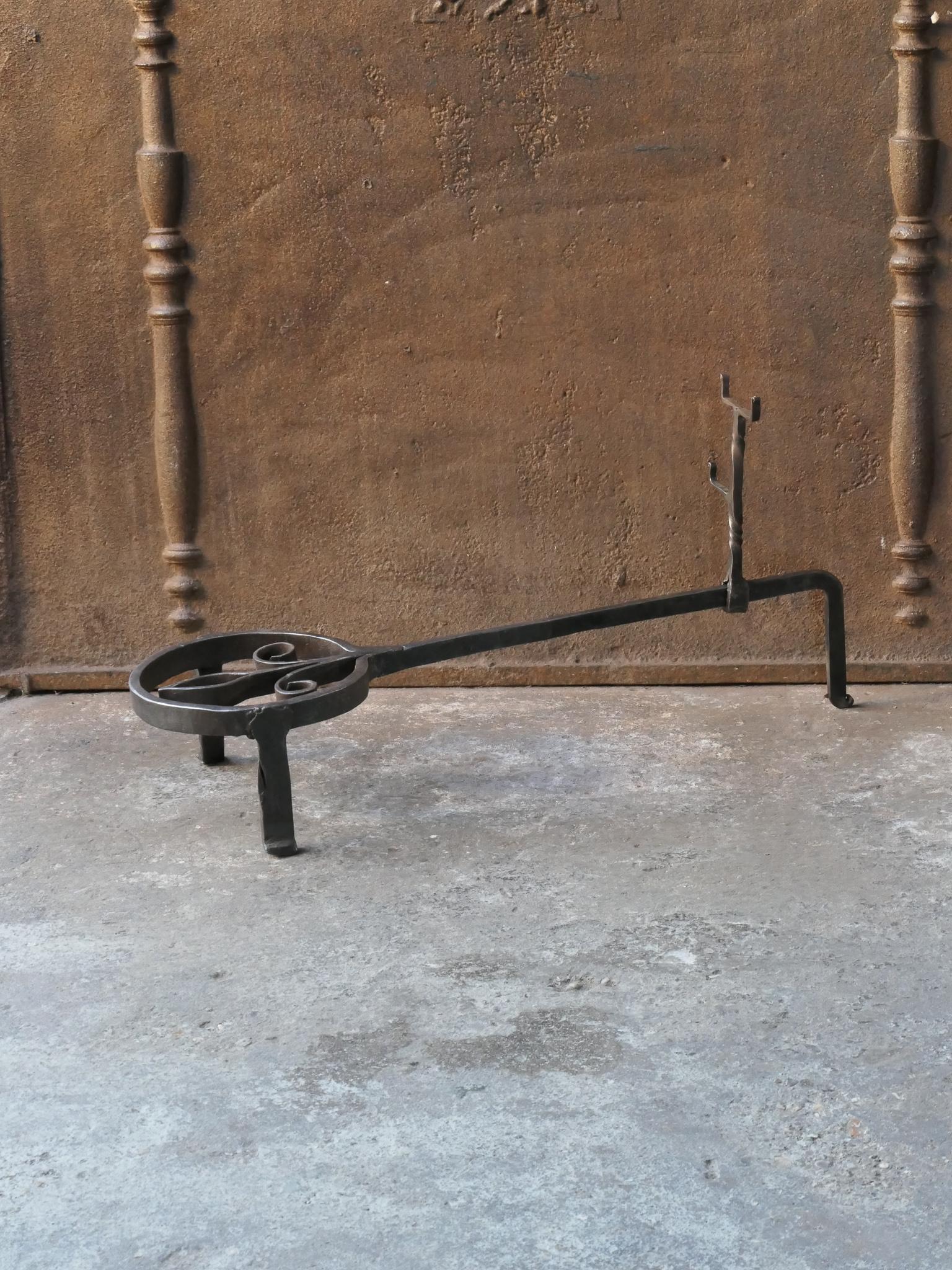 Grande sottopentola francese del XVII secolo di epoca Luigi XIV. 

Si usa per riscaldare una padella o per tenerla in caldo davanti al fuoco. In buone condizioni di funzionamento.
