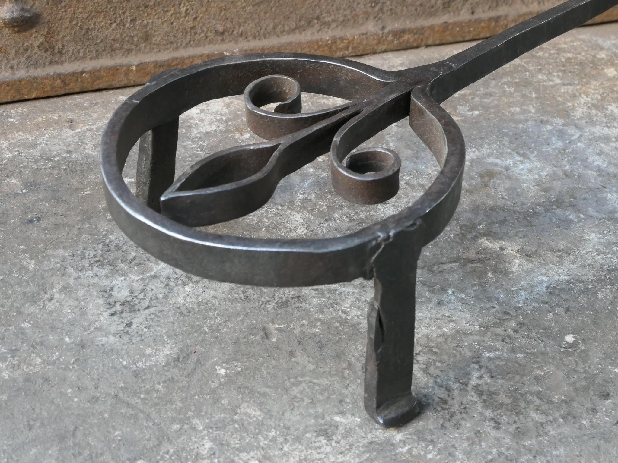 Ferro battuto Grande sottopentola francese Luigi XIV del XVII secolo in vendita