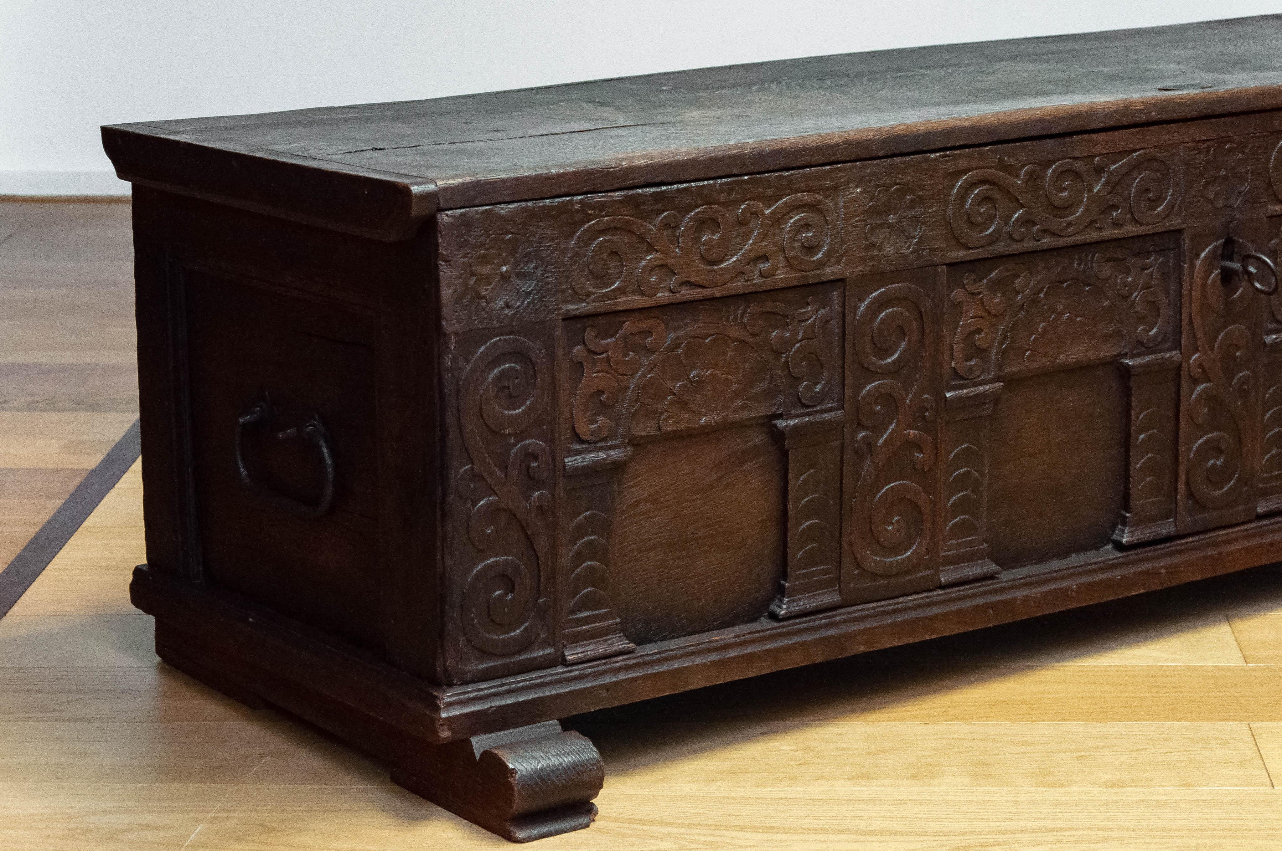 Large 17th Century German Continental Oak Coffer Chest. In Good Condition For Sale In Silvolde, Gelderland