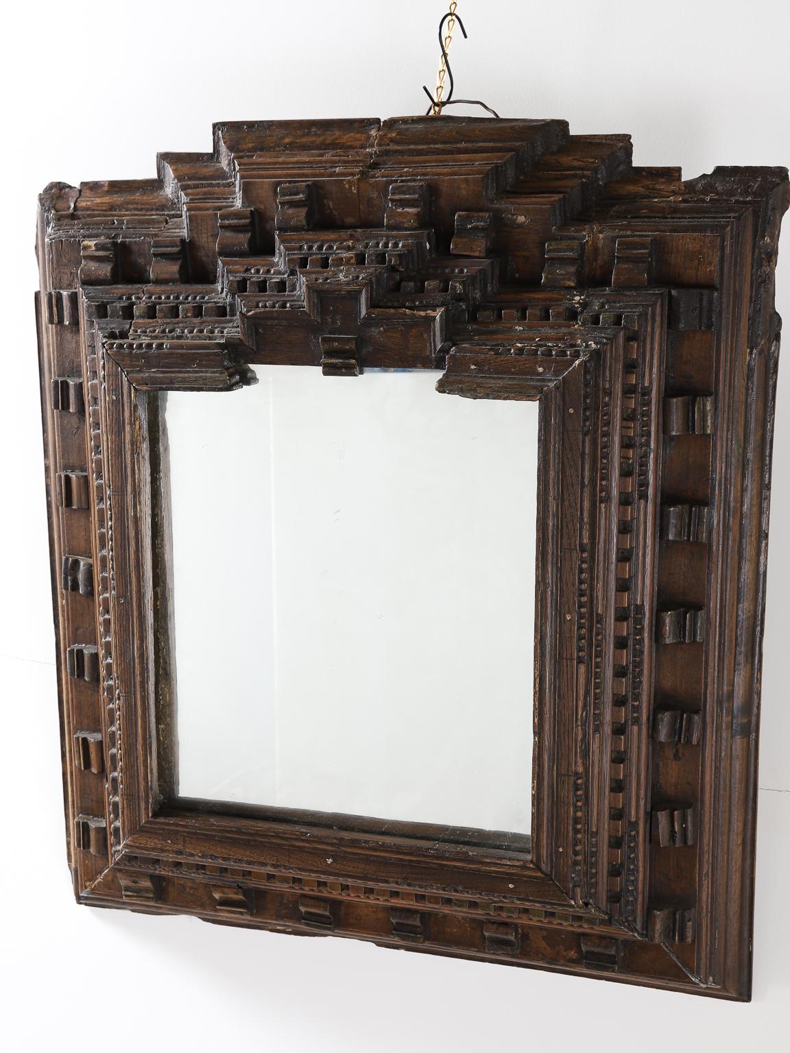 Grand miroir en bois sculpté à la main du 17e siècle. Détails et motifs magnifiquement sculptés. L'état du bois est conforme à l'âge, la plaque de miroir a été remplacée et une nouvelle planche arrière a été ajoutée, comme le montrent les
