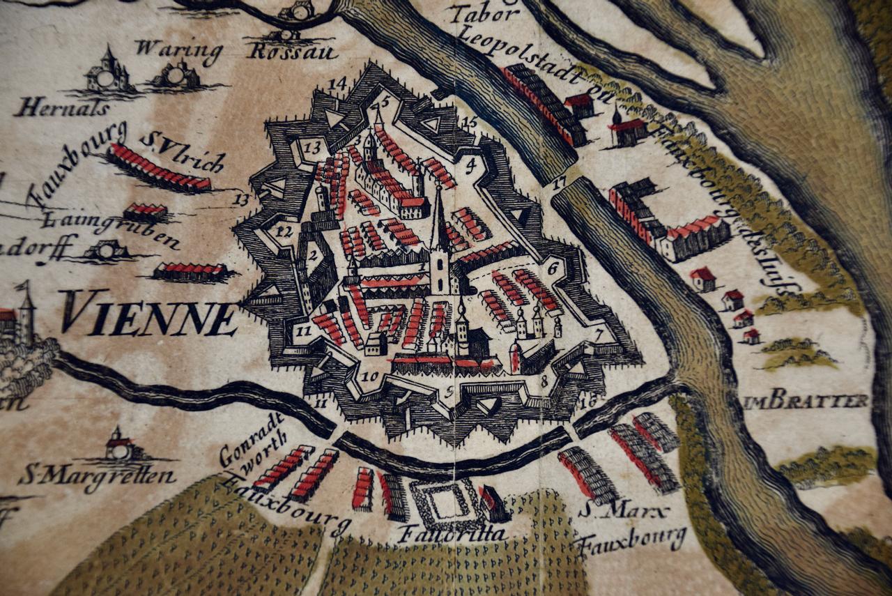 Gravé Vienne, Autriche : Une grande carte du 17e siècle coloriée à la main par Sanson et Jaillot en vente