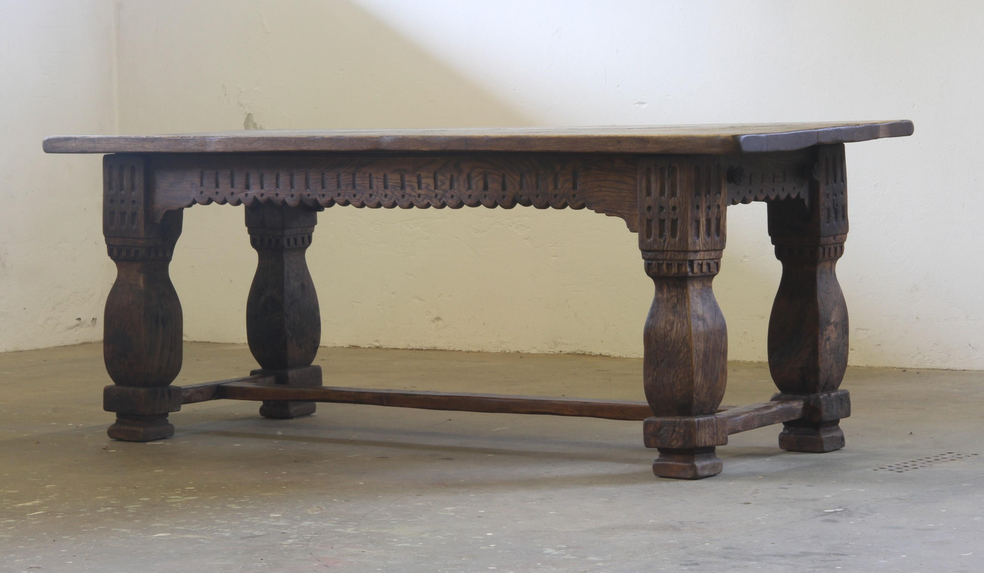 Il s'agit d'une pièce vraiment grandiose et puissante. Une grande et lourde table de salle à manger de style baroque, construite au début des années 1900, probablement vers les années 1930-1940. Il est entièrement fabriqué en chêne massif - pas