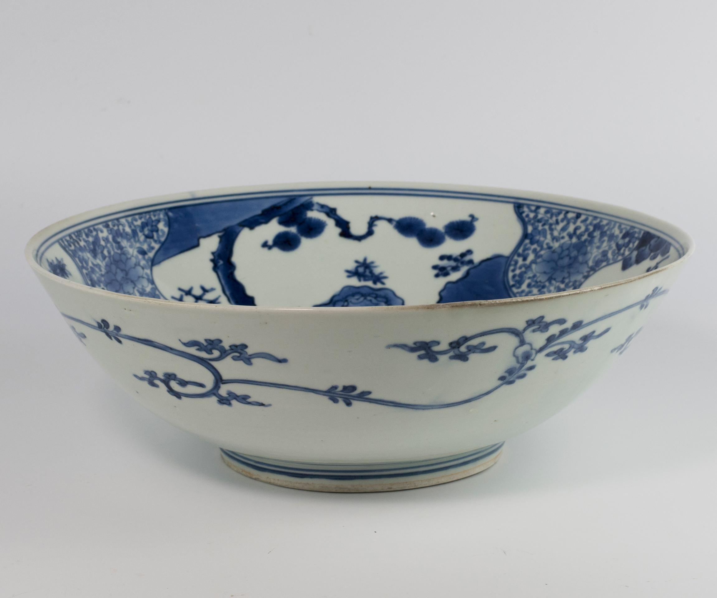 Large 17th Century Japanese Arita Bowl  In Good Condition For Sale In Christchurch, GB