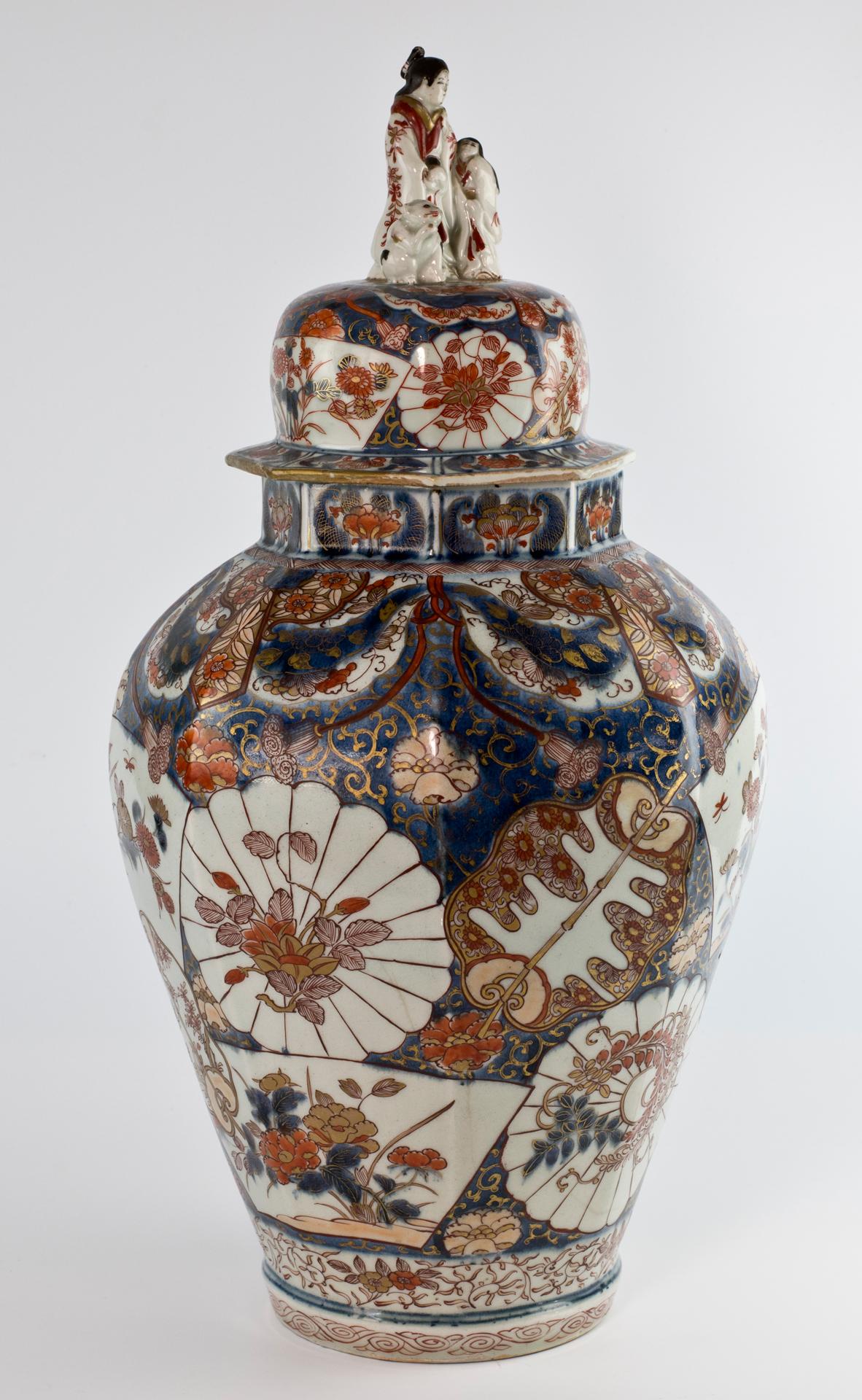 Als Teil unserer Sammlung japanischer Kunstwerke freuen wir uns, diese Arita-Vase aus der Edo-Periode (1612-1868) und den dazugehörigen Deckel aus der Genroku-Periode (1688-1704) des späten 17. Jahrhunderts anbieten zu können. Die sechseckige Vase