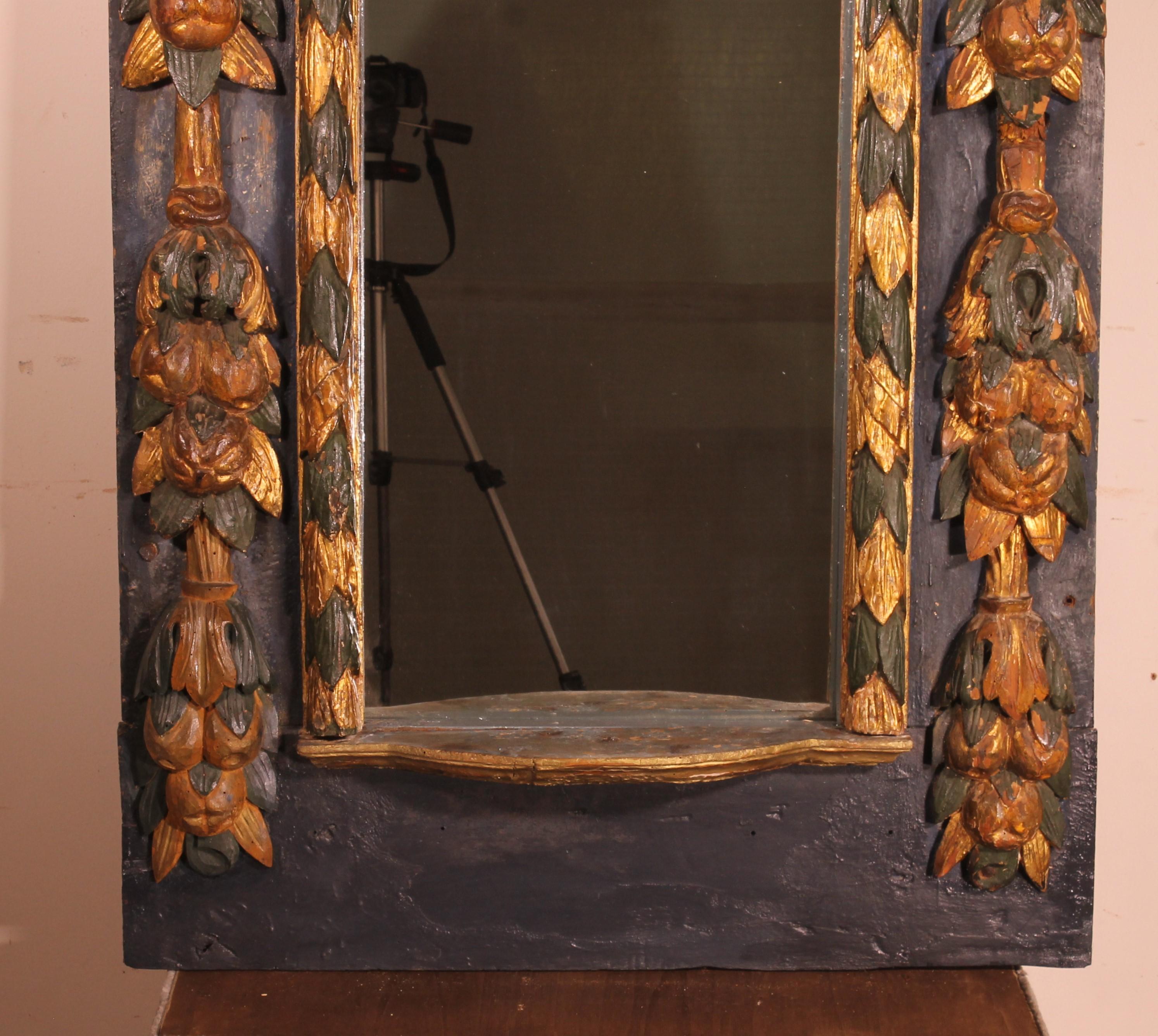 Prächtiger und seltener spanischer Spiegel aus polychromem Holz aus dem 17.
Dies ist eine Nische, die in einen Spiegel verwandelt wurde

Sehr schöne Holzschnitzerei, die im oberen Teil mit einem Festzelt verziert ist. Die Pfosten sind ebenfalls mit