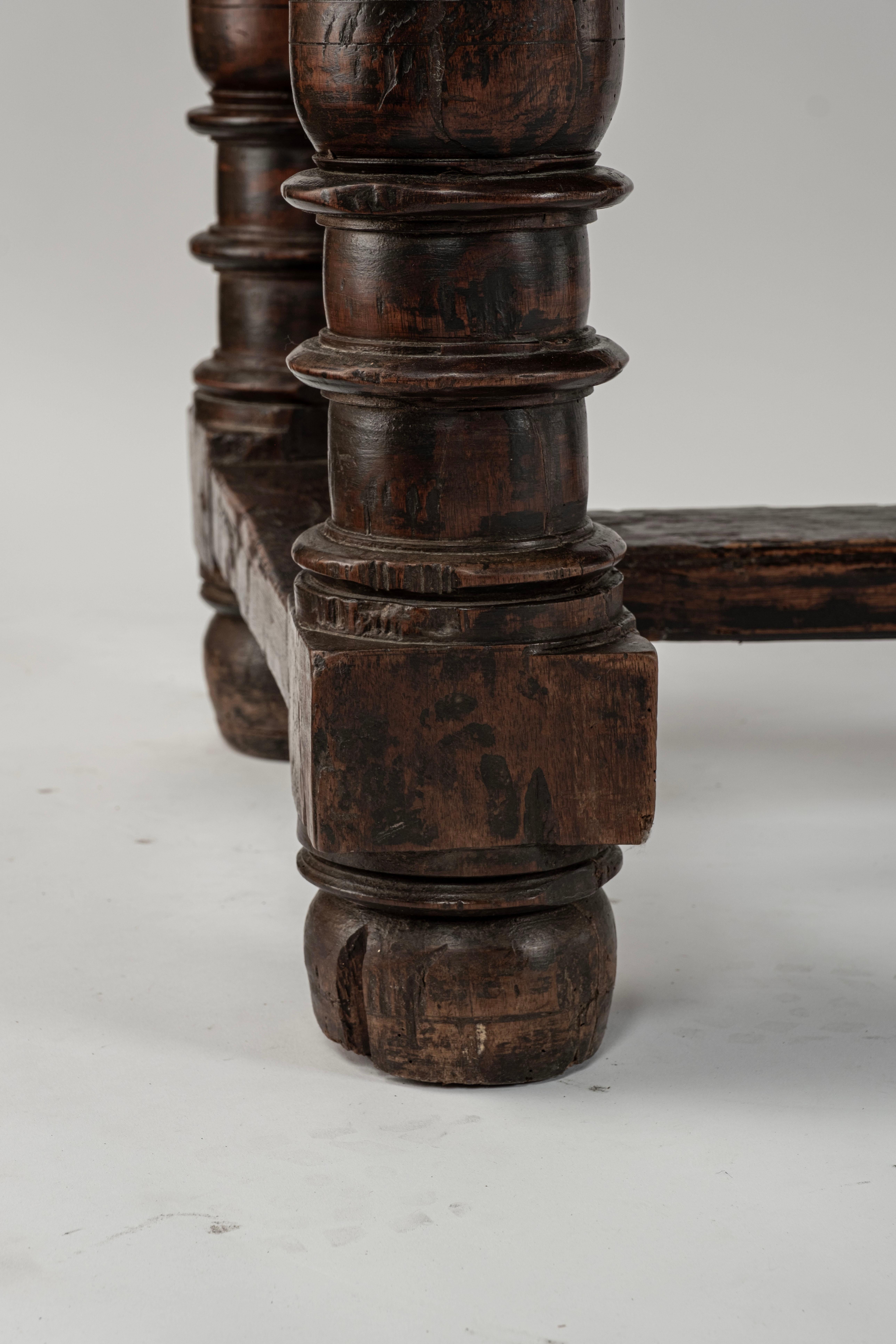 Espagnol Grande table en noyer espagnole du 17e siècle en vente