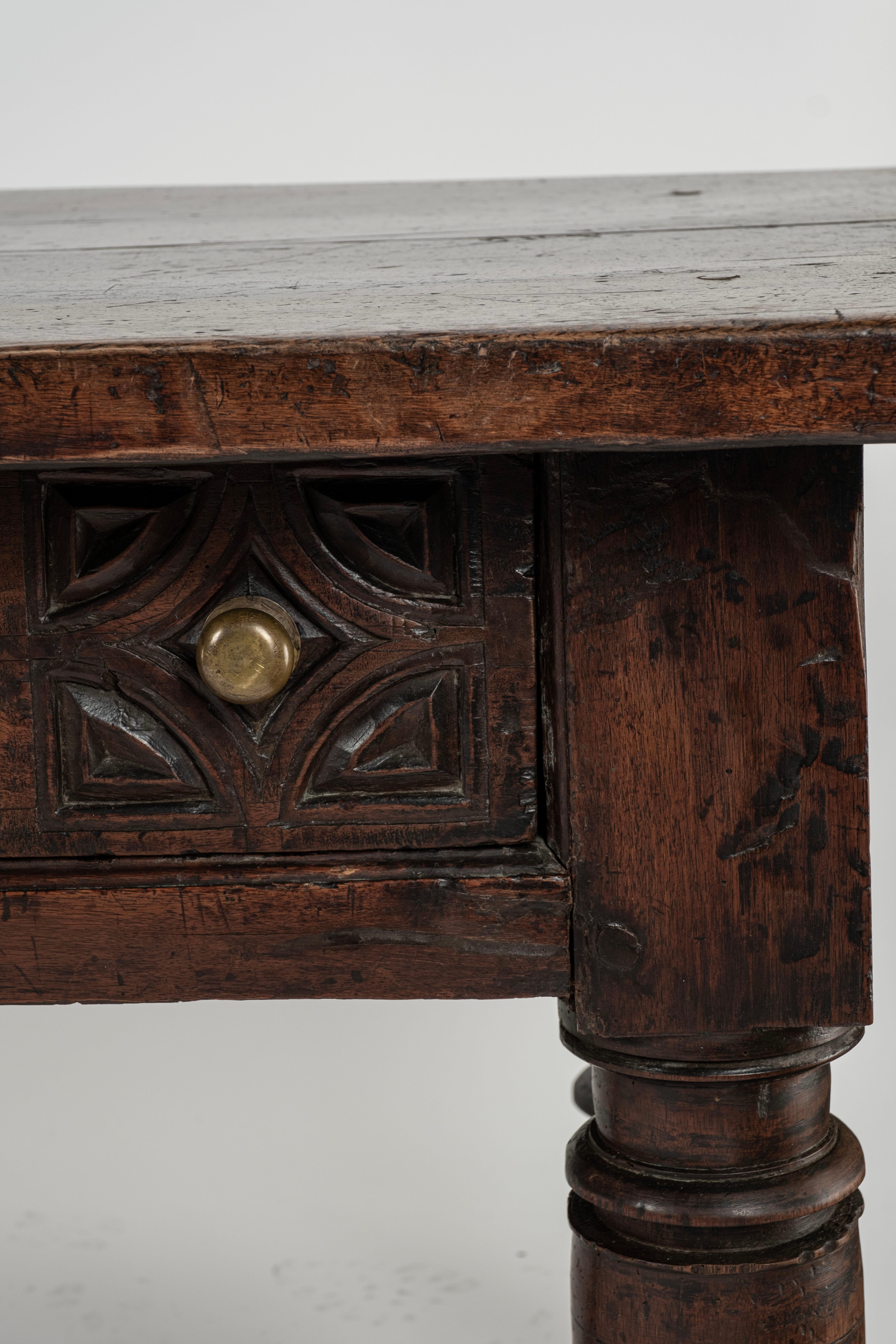 Grande table en noyer espagnole du 17e siècle Bon état - En vente à Houston, TX