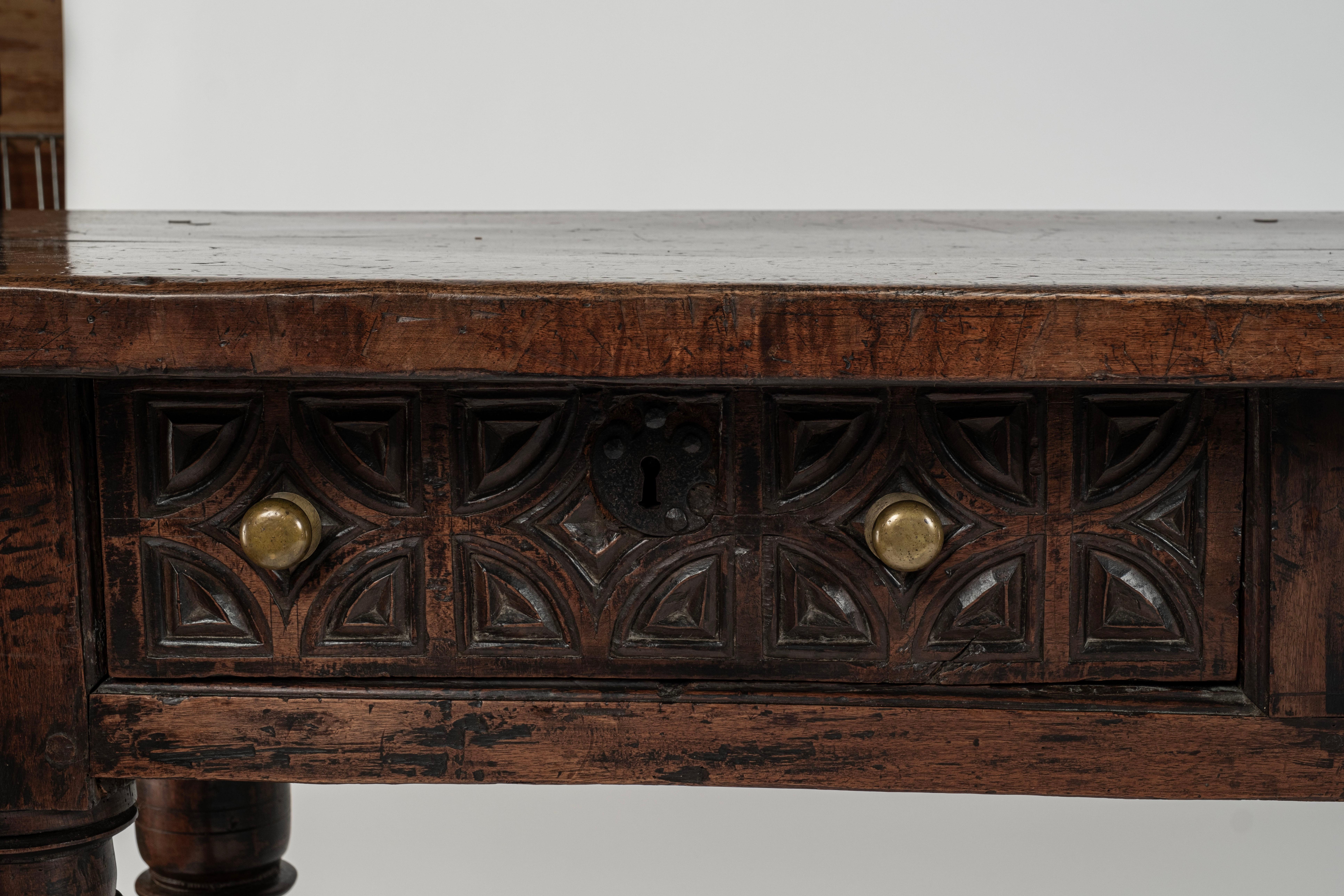 Noyer Grande table en noyer espagnole du 17e siècle en vente