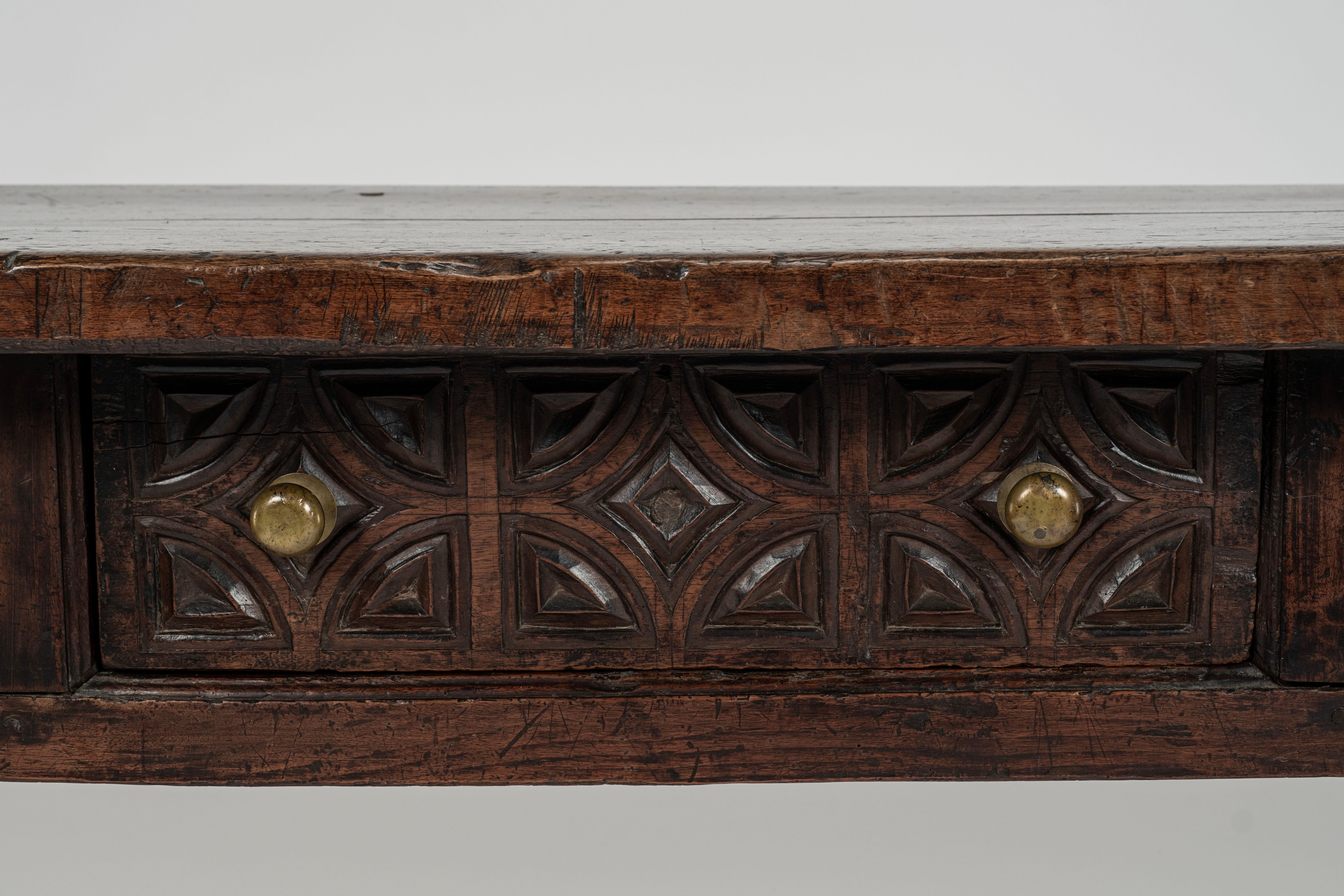 Grande table en noyer espagnole du 17e siècle en vente 1