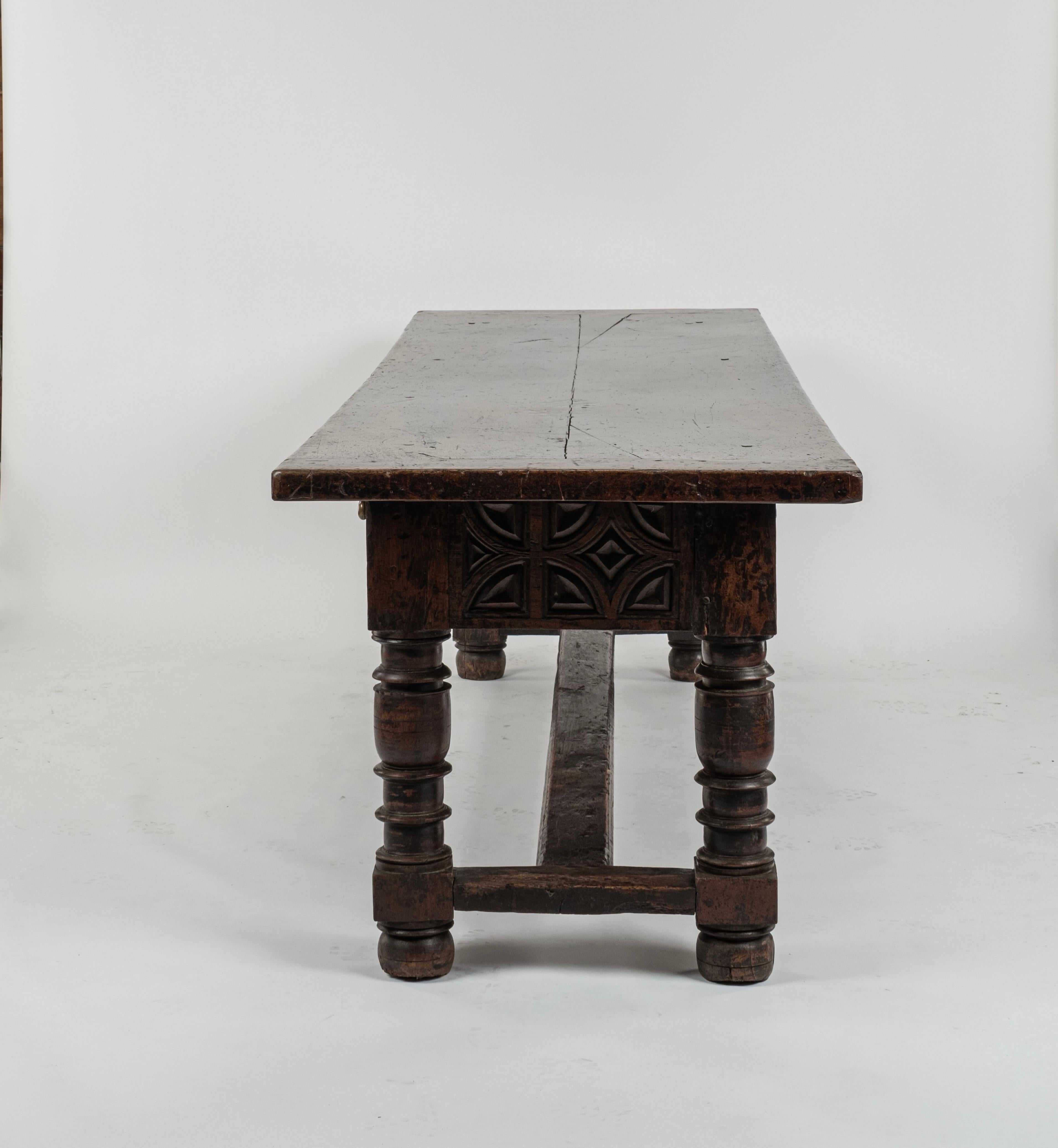 Grande table en noyer espagnole du 17e siècle en vente 2