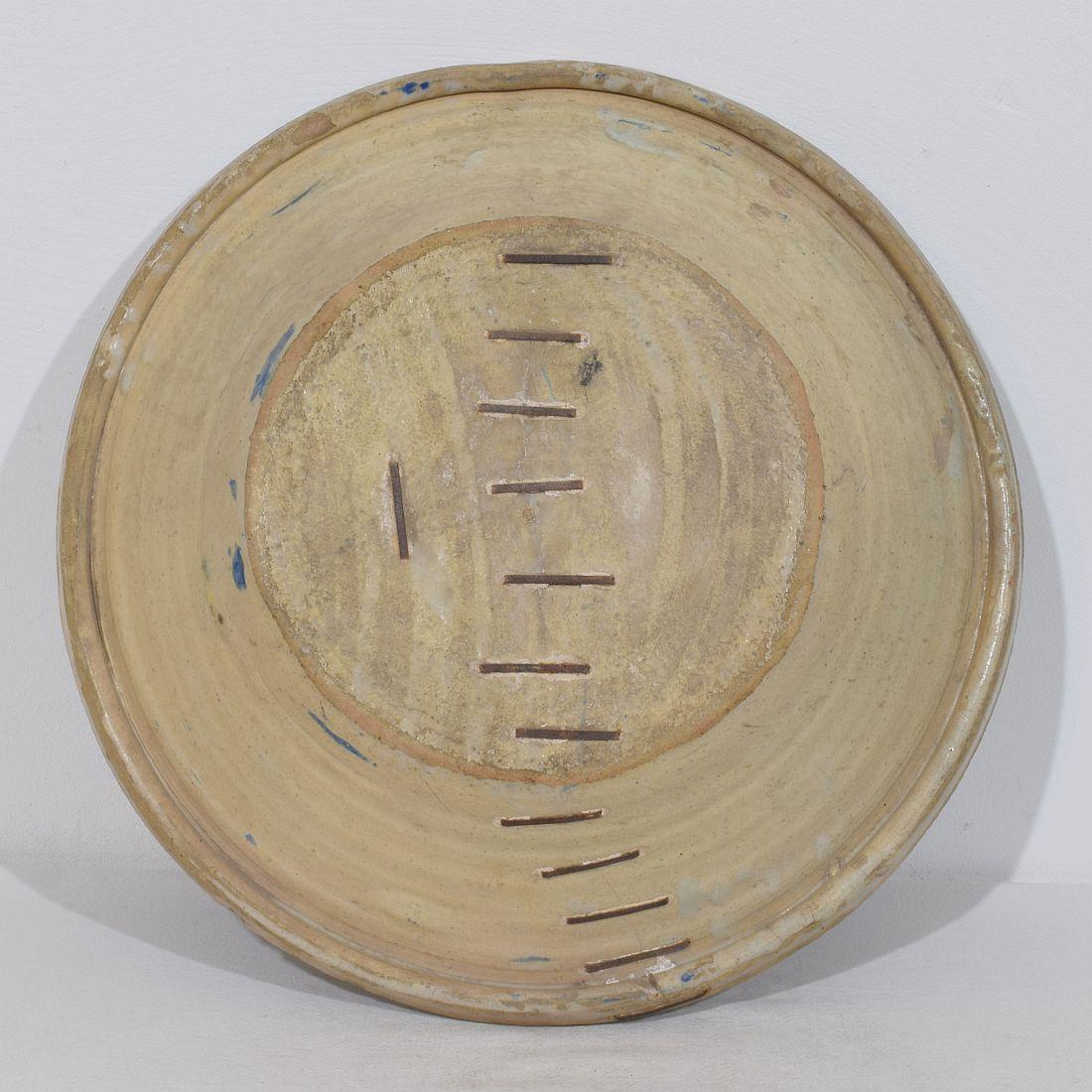 Large 18-19th Century Spanish Glazed Earthenware Bowl en venta 8