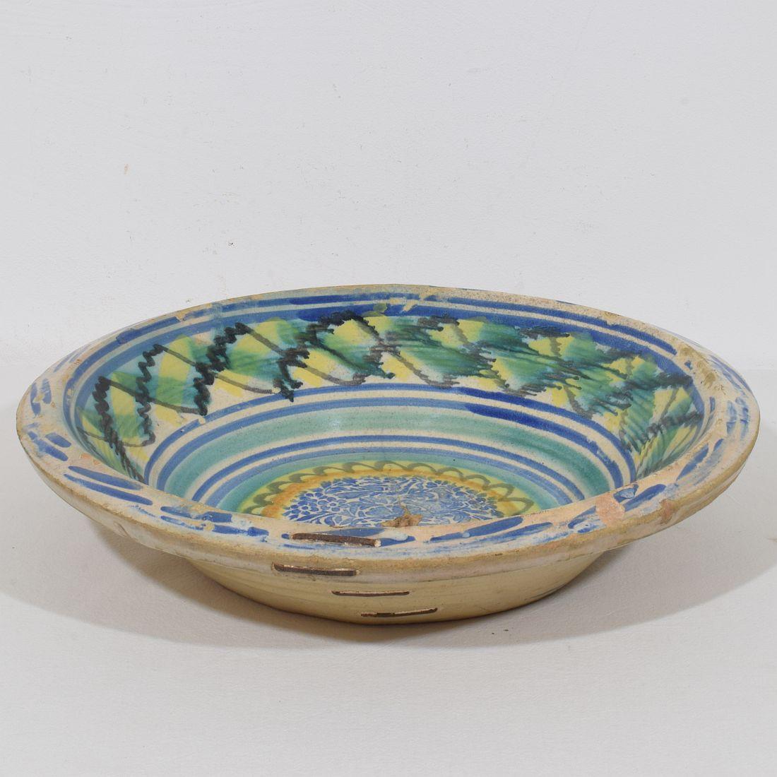 Large 18-19th Century Spanish Glazed Earthenware Bowl en venta 1