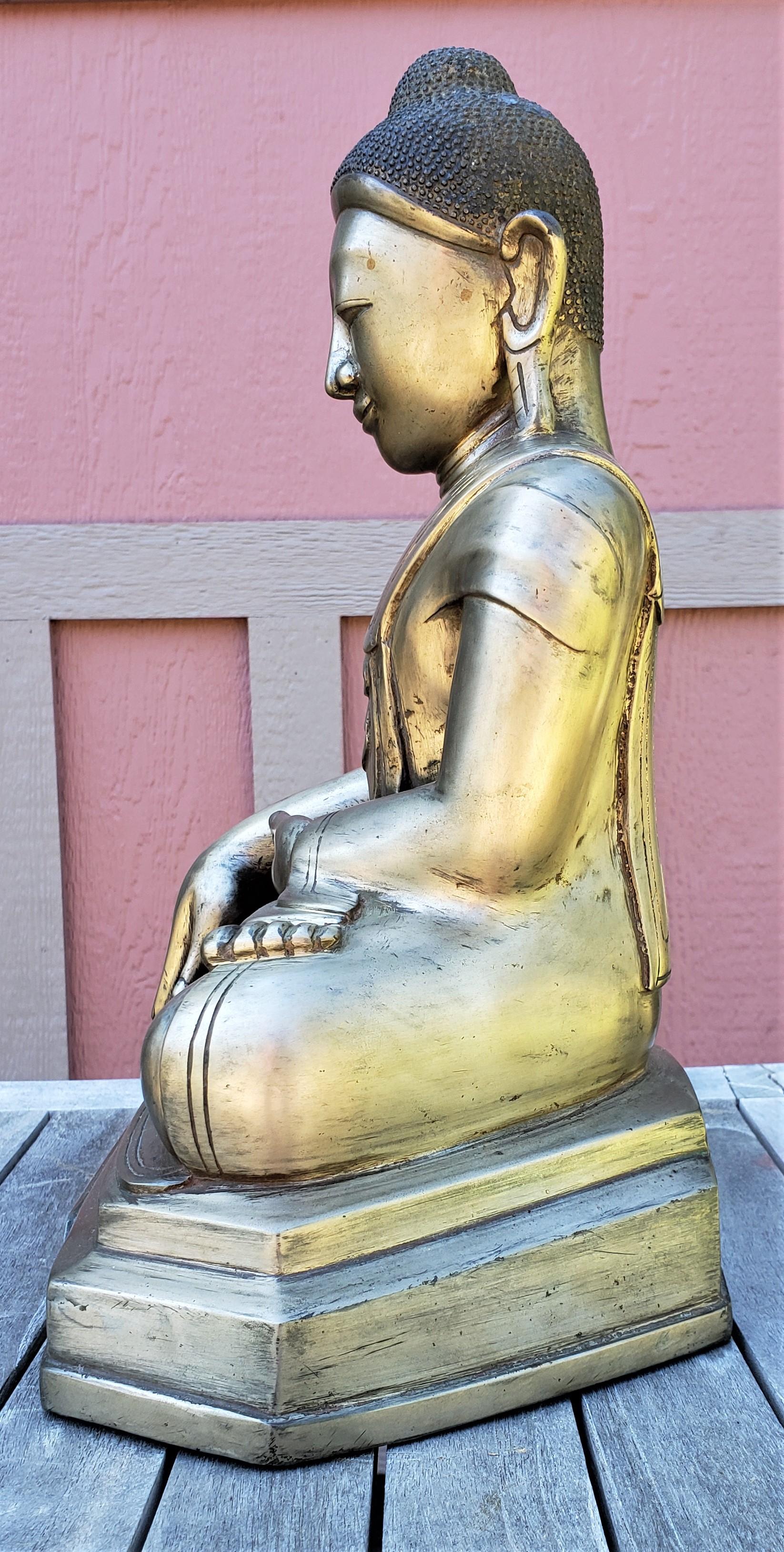 Bronze Grand modèle 18/19e siècle  Bouddha birman en bronze avec une inscription sur le devant de la base en vente