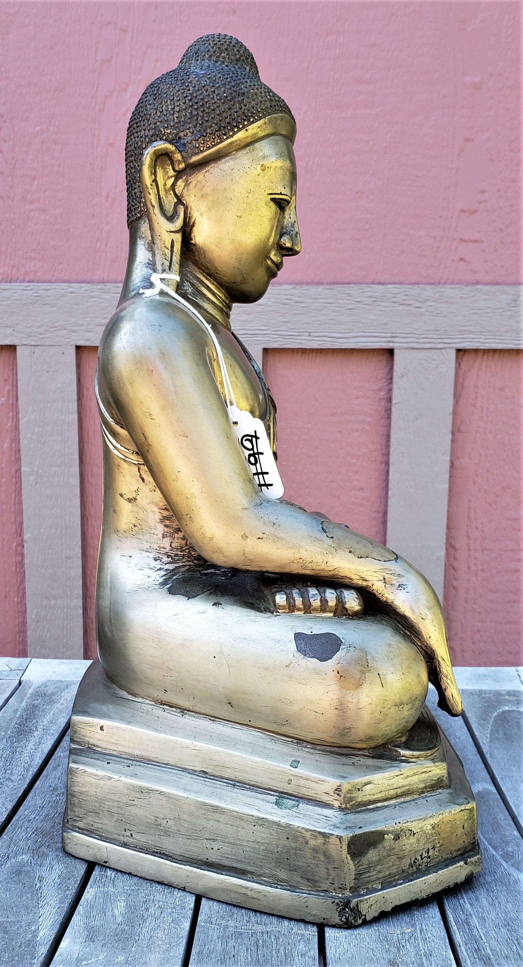 Grand modèle 18/19e siècle  Bouddha birman en bronze avec une inscription sur le devant de la base en vente 2
