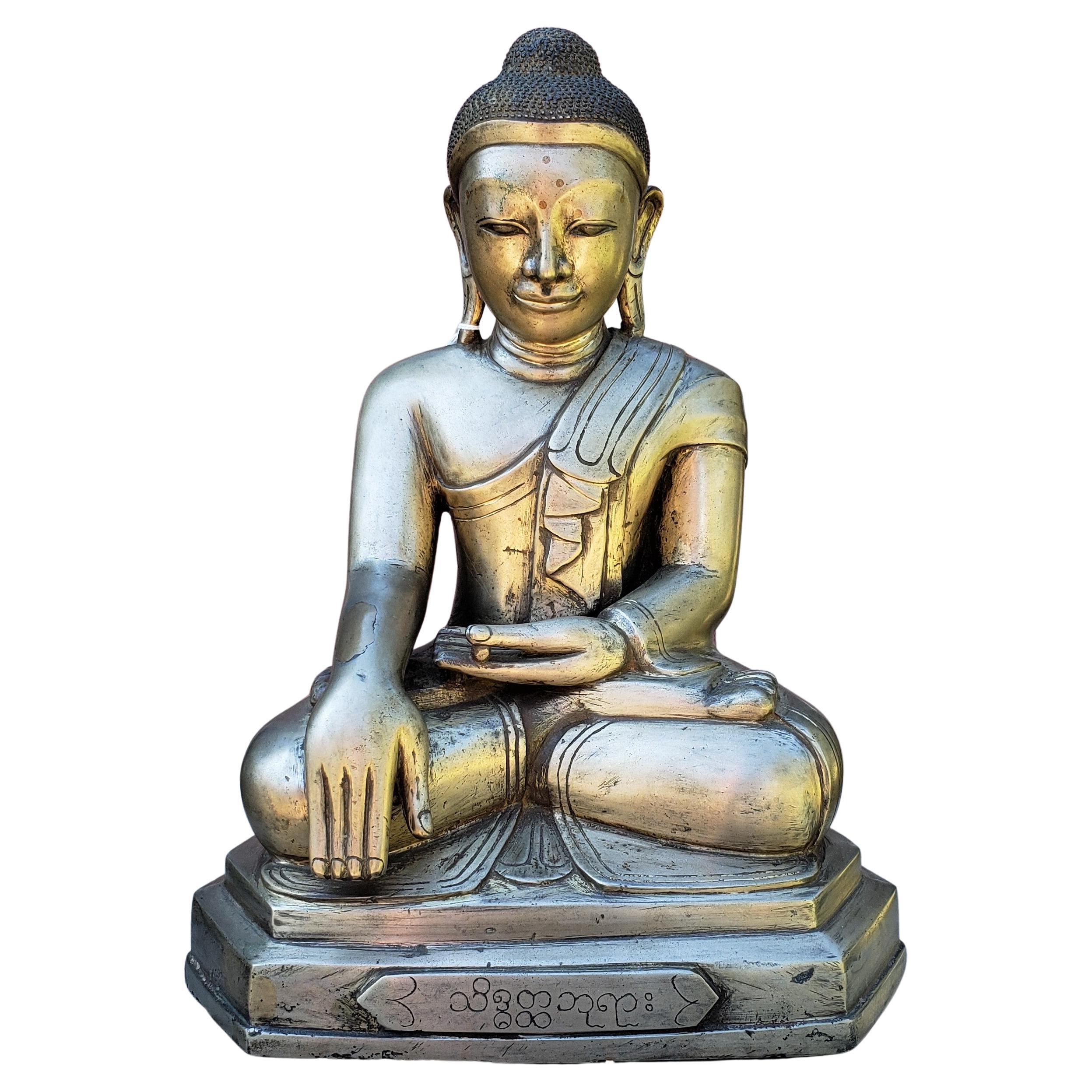 Grand modèle 18/19e siècle  Bouddha birman en bronze avec une inscription sur le devant de la base