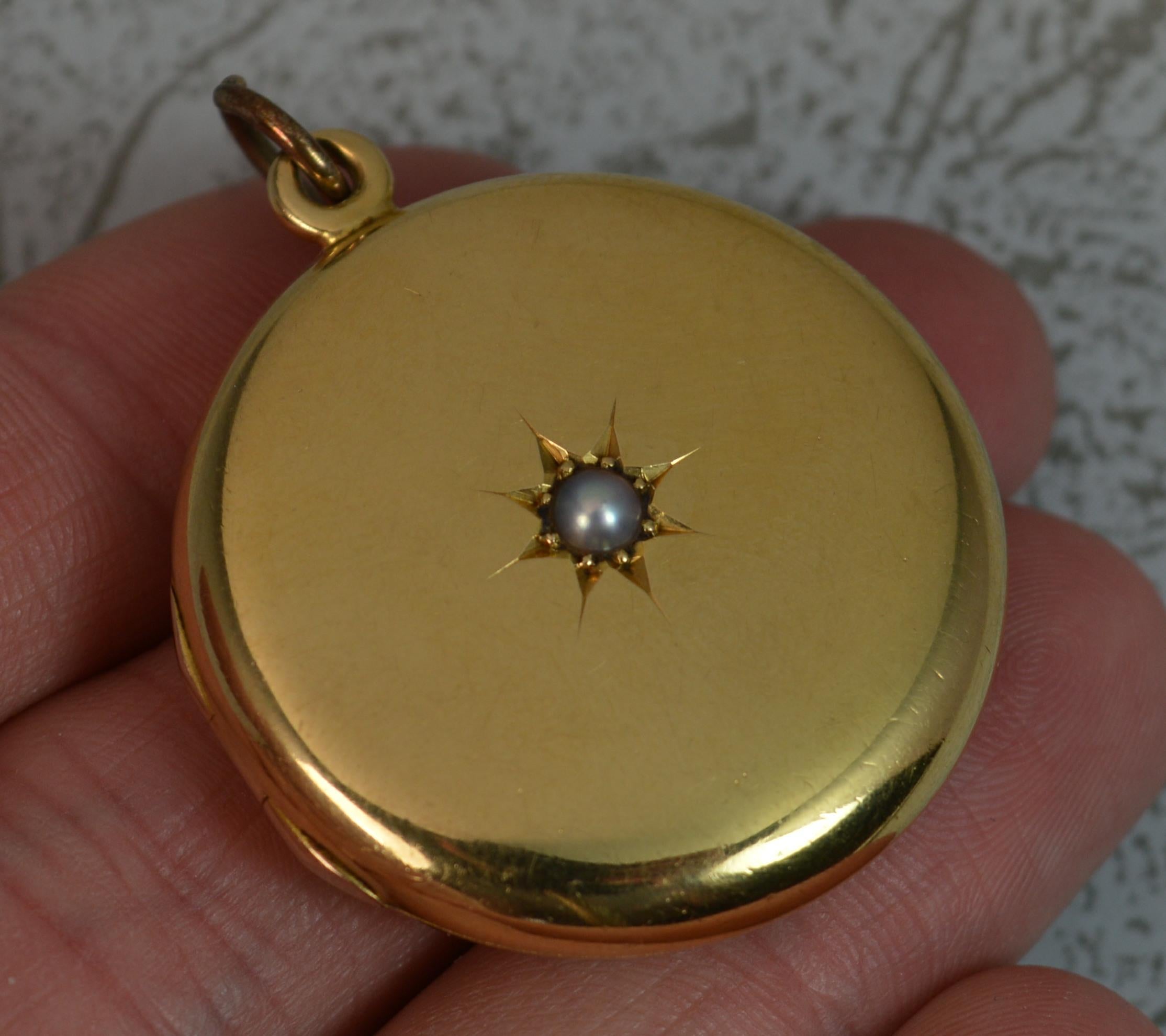 A stunning Edwardian era pendant or locket.
Solid 18 carat yellow gold example.
Circular example with a single seed pearl to the centre in a star grain setting.
Heavy weighty example.

CONDITION ; Very good for age. Crisp design and hinge. Working