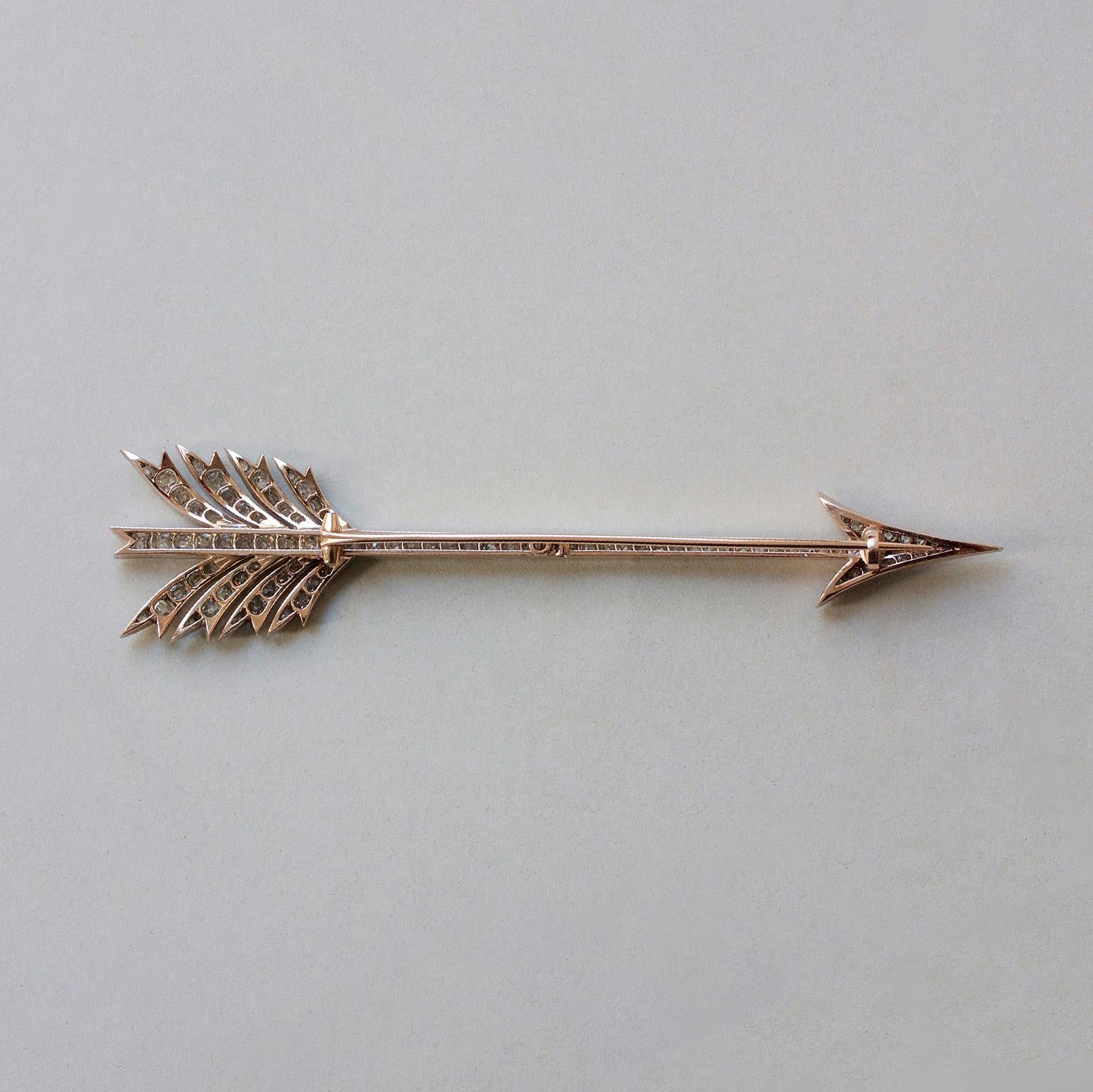 A spectactularly large 18 carat gold and silver arrow brooch set with 114 old cut diamonds (app. 5.44 carat in total), in its original case by the Linzeler Frères, 1885-1889, Paris, France.

weight: 19.15 gram
dimensions: 11.6 x 1.5 cm