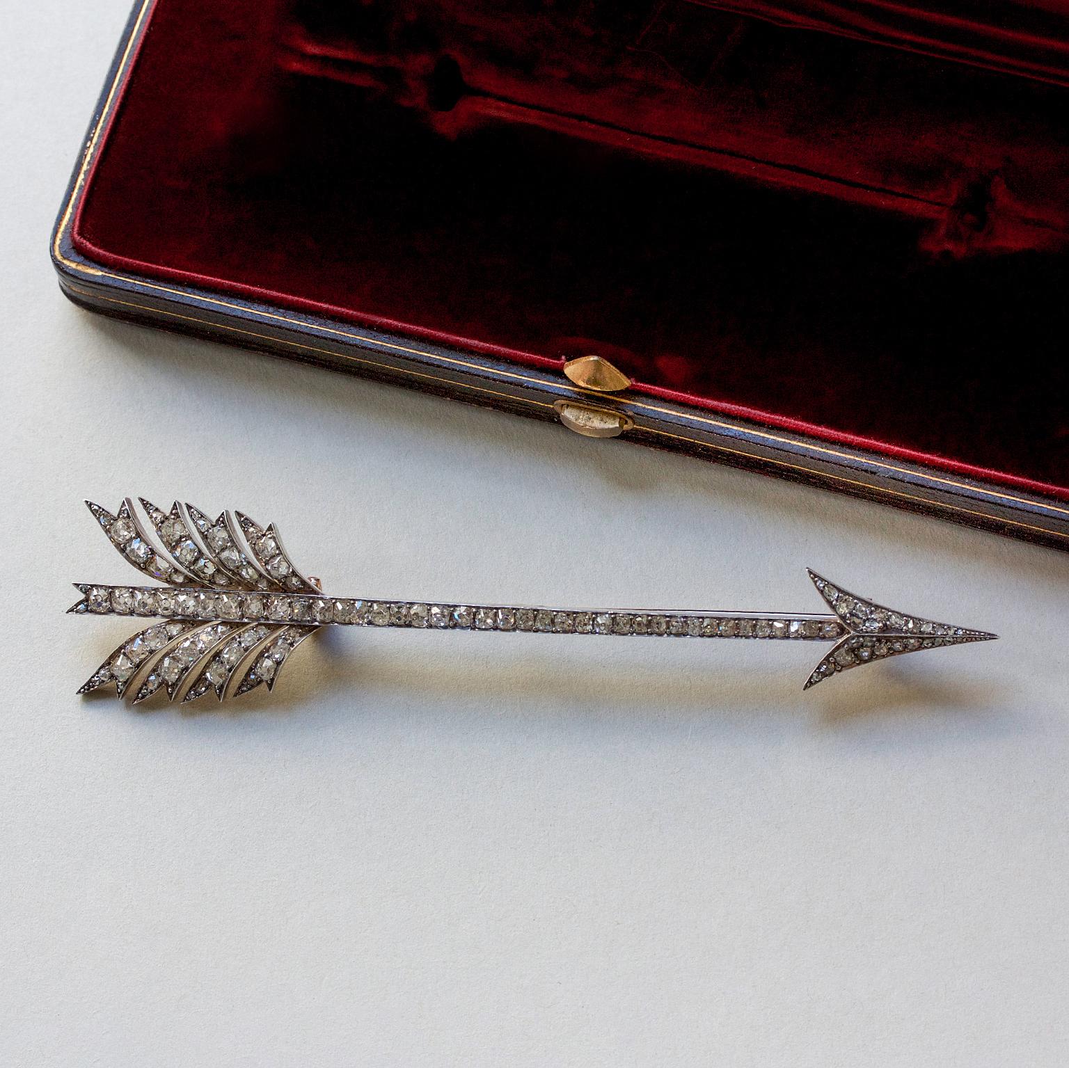 Große Pfeilbrosche aus 18 Karat Gold und Silber mit Diamant im Zustand „Gut“ im Angebot in Amsterdam, NL