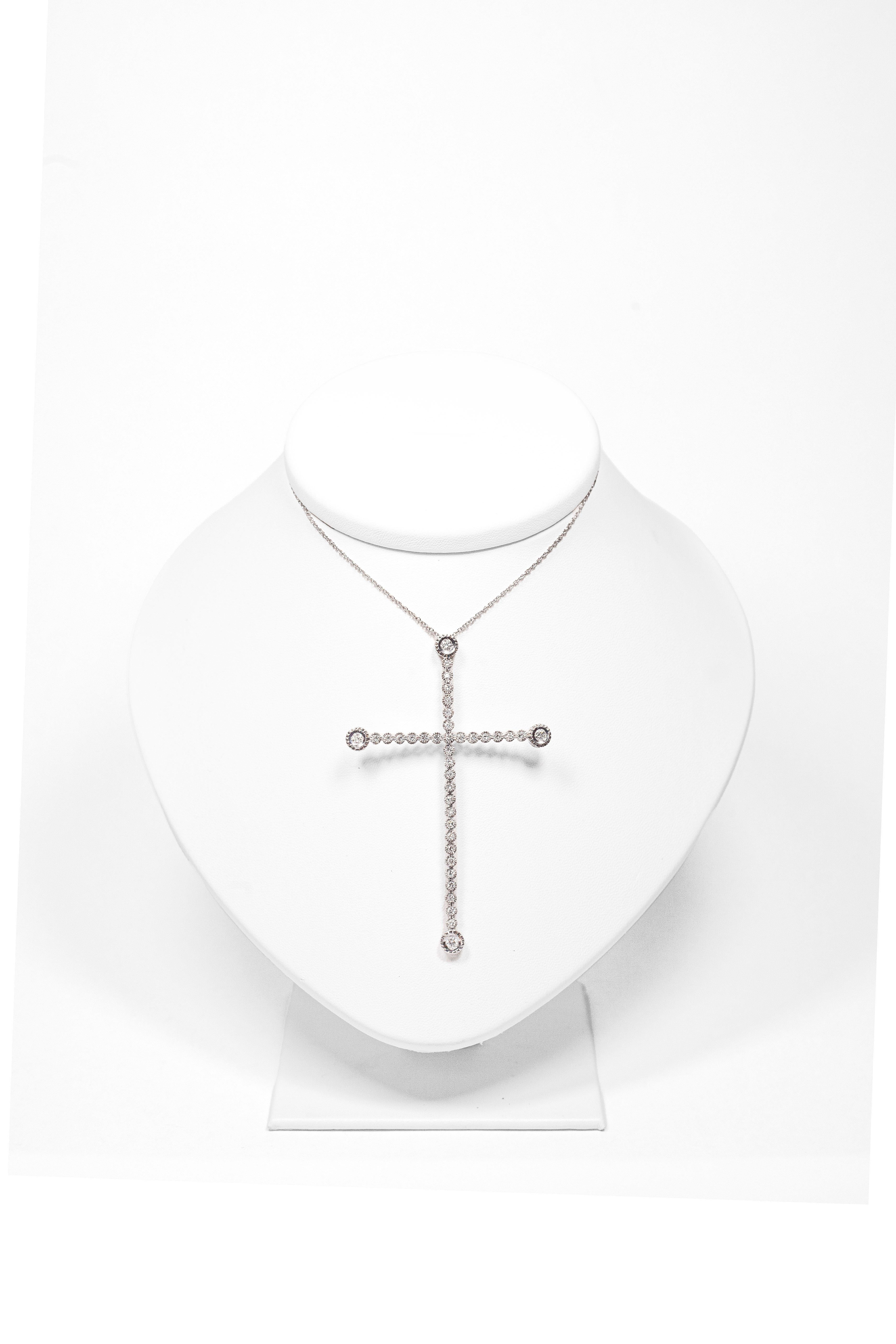 Questa incredibile collana è incastonata con un totale di 38 squisiti diamanti. I diamanti sono tagli tondi brillanti per un totale di circa 1,00 carati, tutti incastonati in un pendente a croce in oro bianco 18ct.

Insieme, il ciondolo e la catena