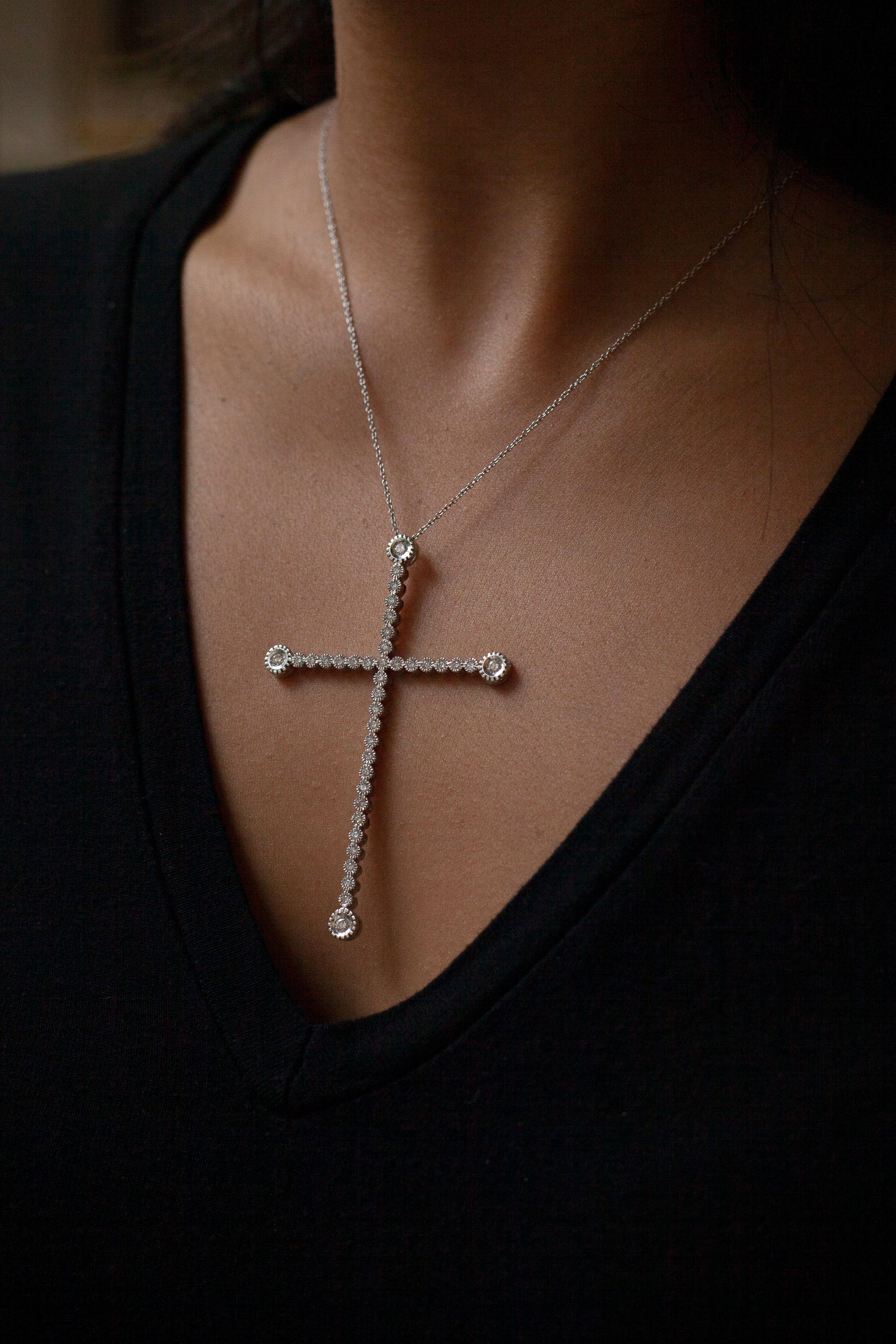 da uomo o donna Ciondolo grande con croce di diamanti in oro bianco 18 carati e catena in vendita