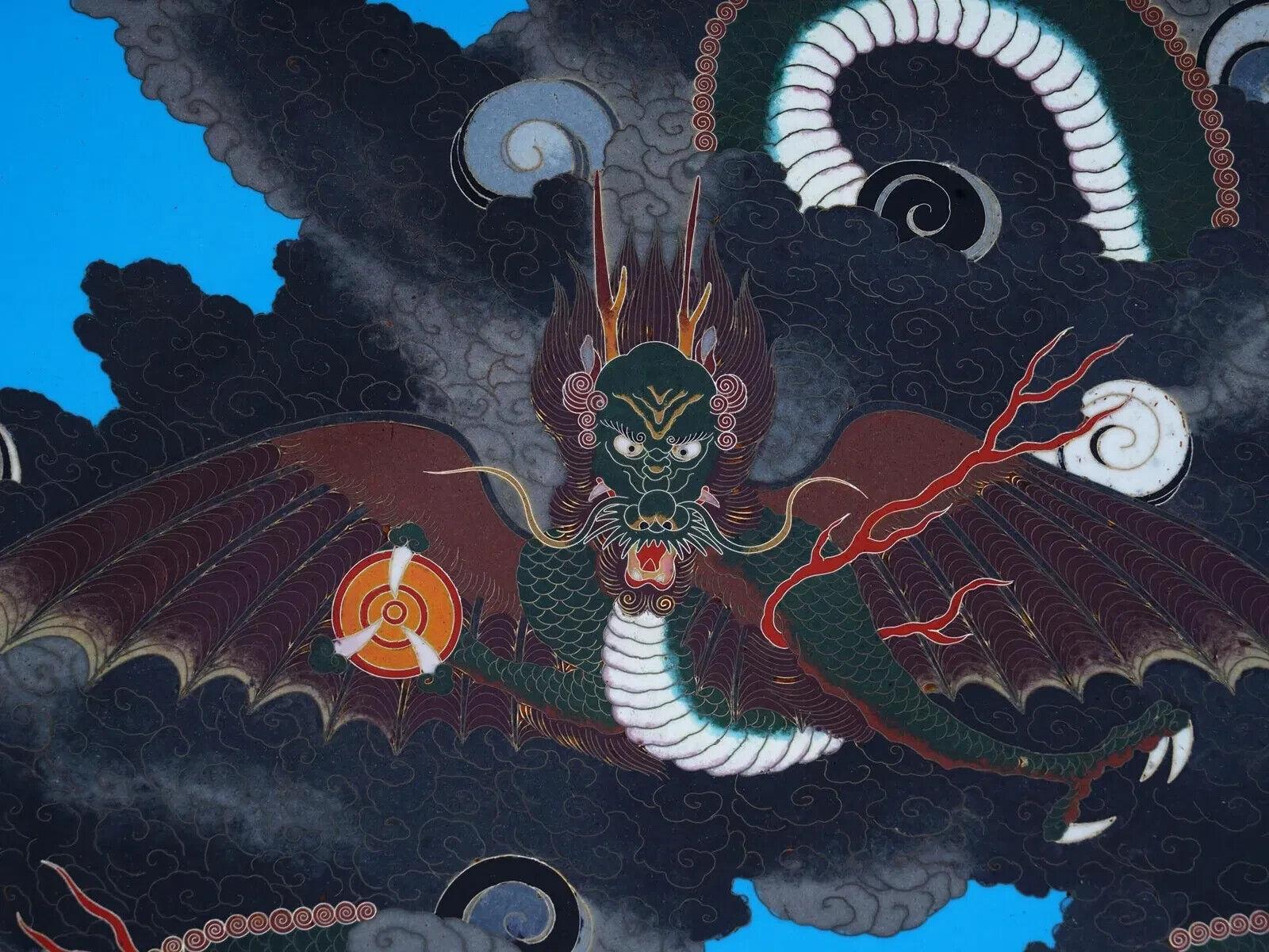 Plato de carga grande de 18 pulgadas de alambre de plata con esmalte cloisonné japonés antiguo de dragones en Bueno estado para la venta en New York, NY