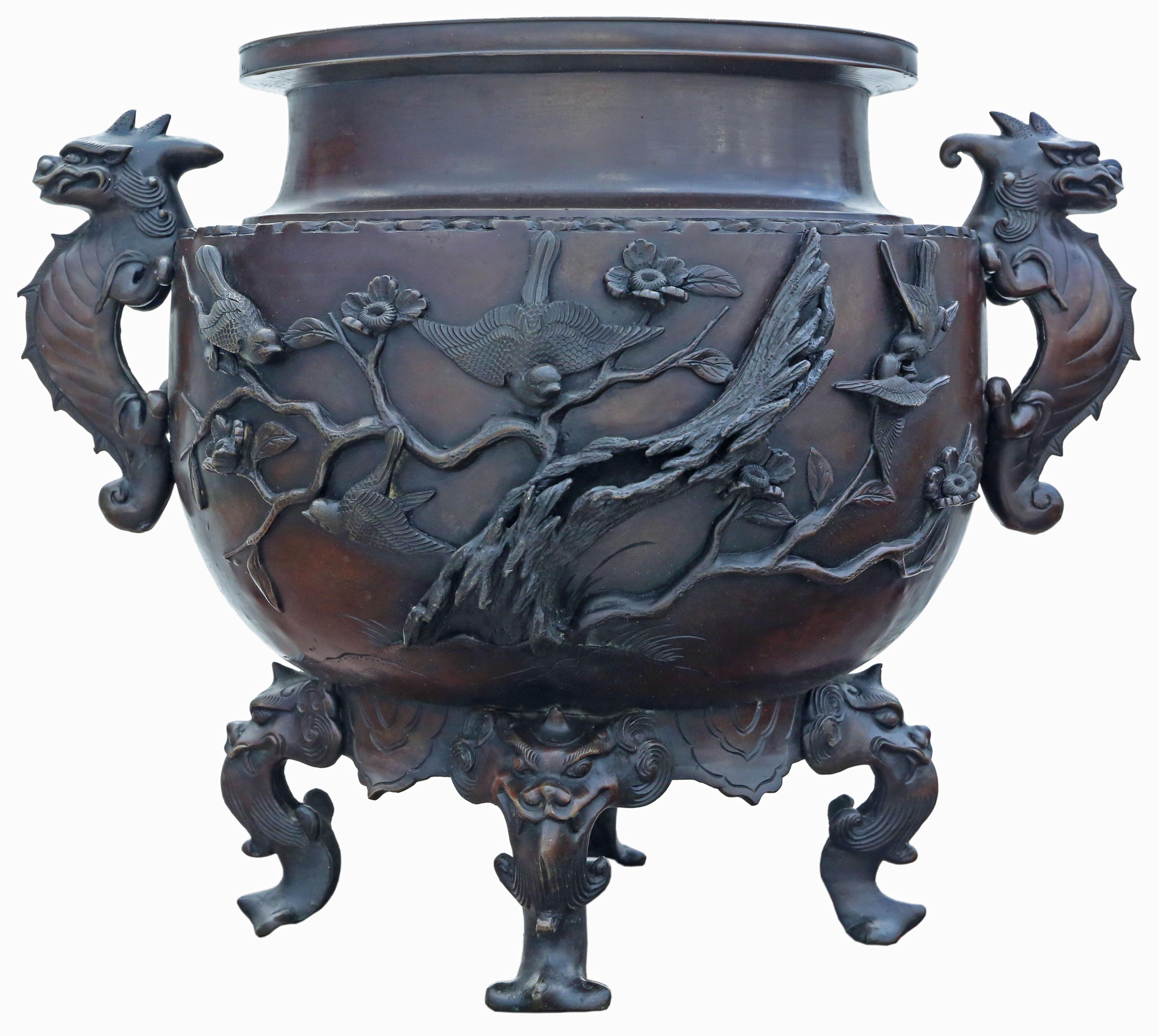 Antique Japanese Oriental Bronze Jardinière Planter Bowl Censor - Magnificent Meiji Period Piece!

This extraordinary bronze jardinière planter bowl, dating back to the Meiji Period circa 1900, epitomizes the beauty and craftsmanship of Japanese