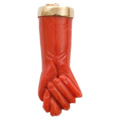 Colgante grande «Mano Figa» de oro de 18 quilates con coral rojo tallado, 1950-1970