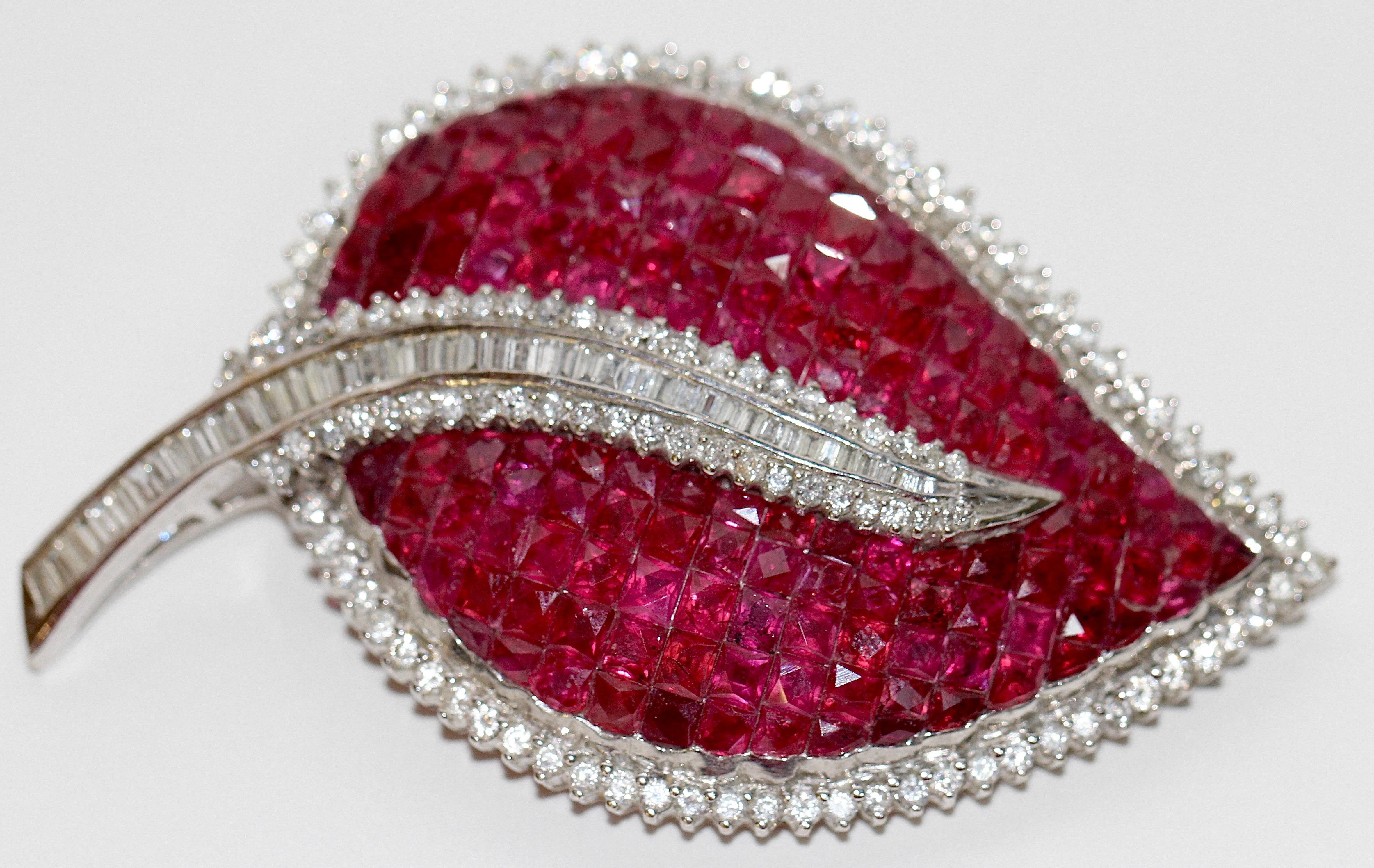 Beautiful, large and heavy 18k white gold brooch, set with countless rubies, brilliant baguettes and brilliant solitaire.

Also wearable as a pendant.