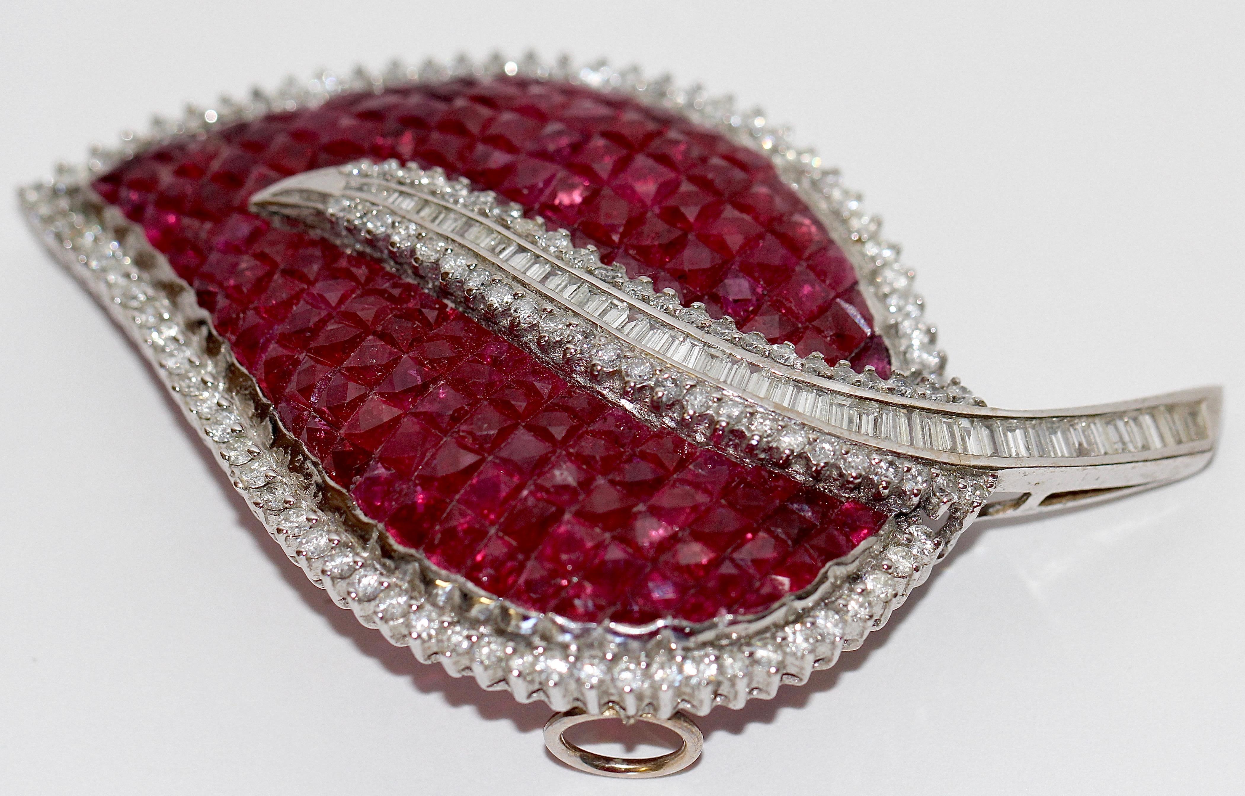 Large 18 Karat White Gold Brooch Pendant Set with Countless Rubies and Diamonds In Excellent Condition For Sale In Berlin, DE