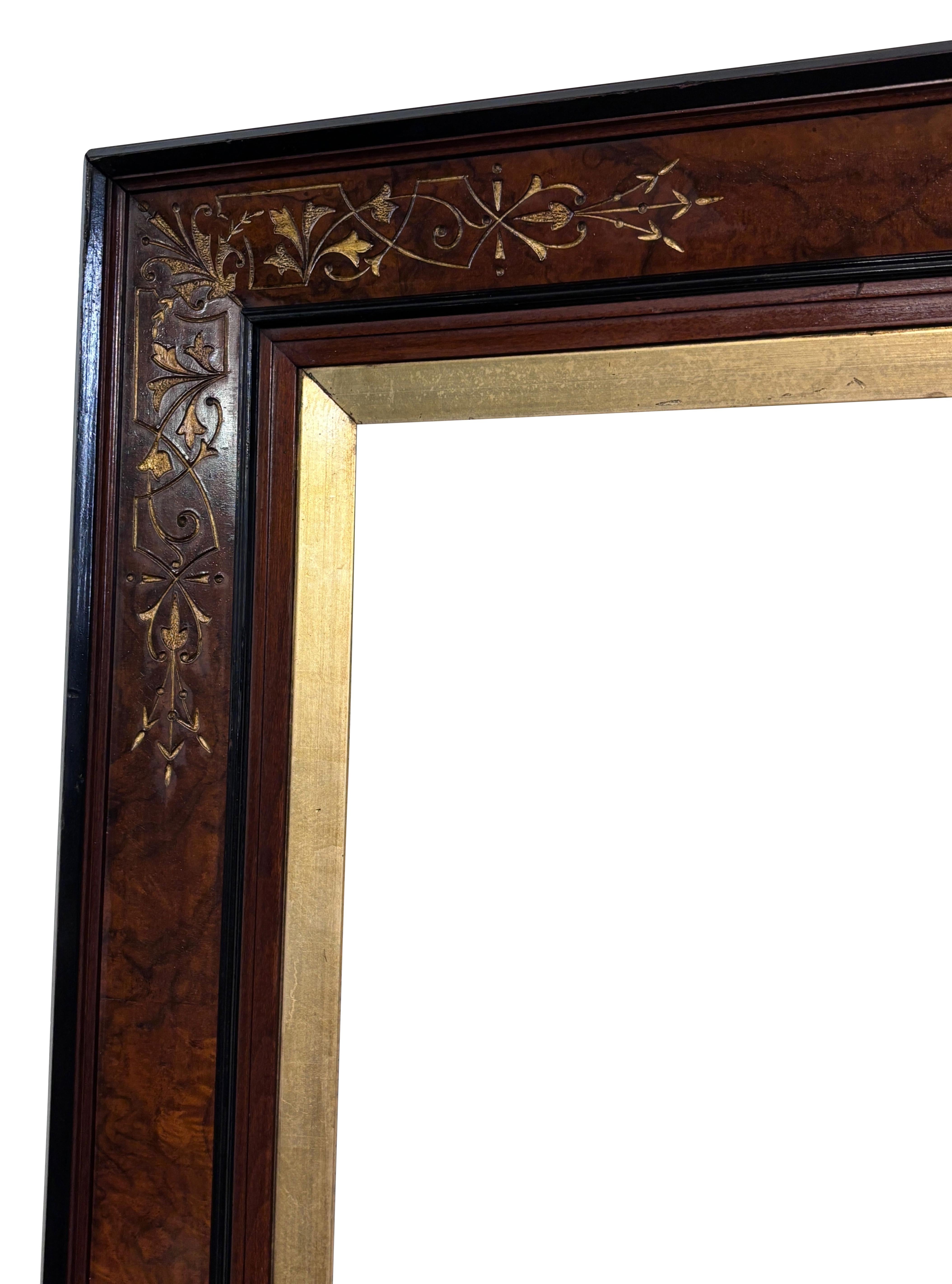 Très grand miroir ou cadre de peinture en noyer de l'époque victorienne.
43 1/2 par 55 dimensions extérieures
33