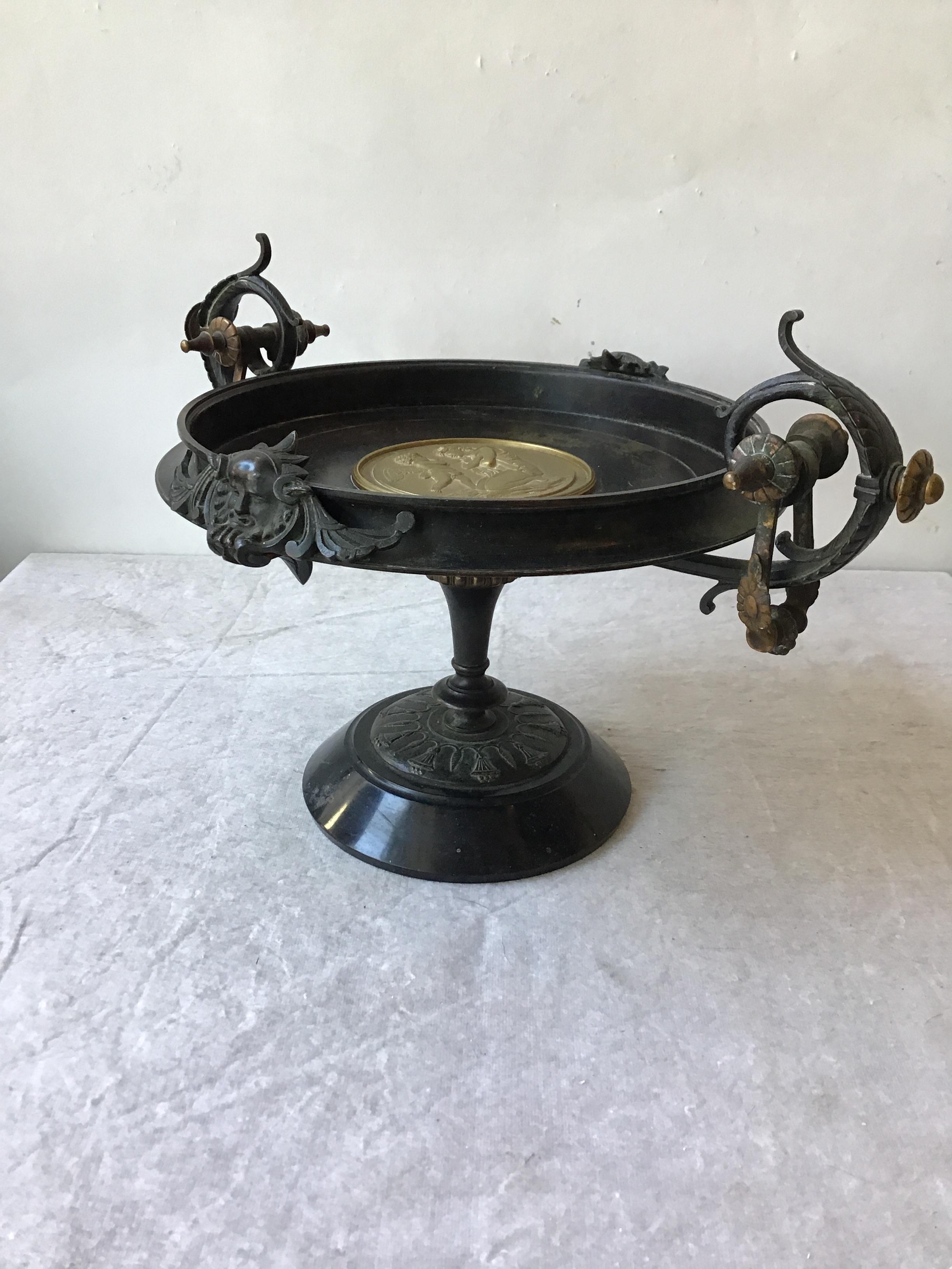 Large 1870s Bronze Classical Tazza In Good Condition For Sale In Tarrytown, NY