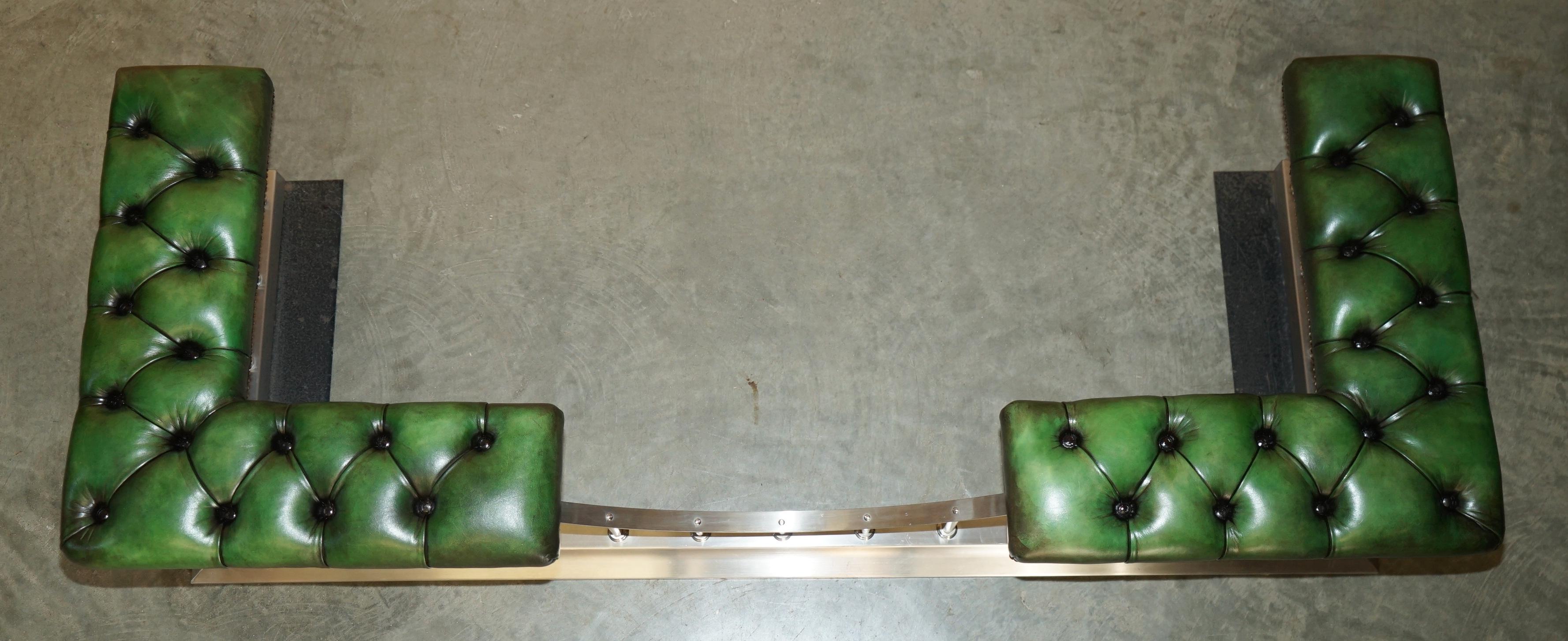 GRANDE 188CM DE ANCHO VINTAGE CUERO CROMADO REGENCY GREEN CHESTERFiELD CLUB FENDER Art Decó en venta