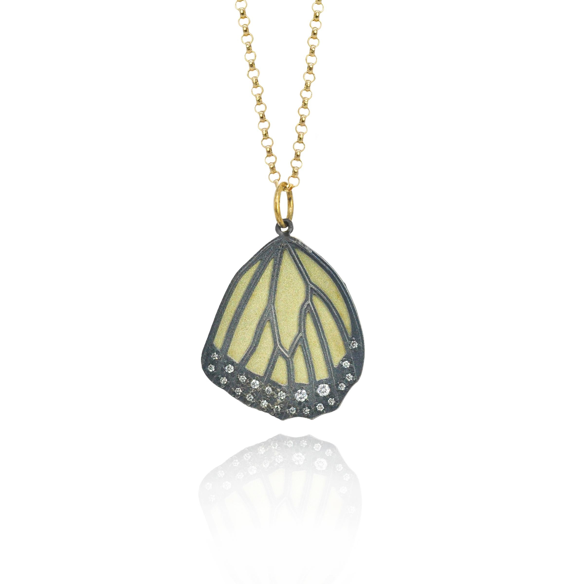 Unsere Monarchschmetterlingsflügel sind ein echtes Markenzeichen von Rebecca Myers Design. Sie sind dem Meisterwerk der Natur nachempfunden und werden aus den hochwertigsten Materialien handgefertigt. Oxidiertes Sterlingsilber wird über 18 Karat
