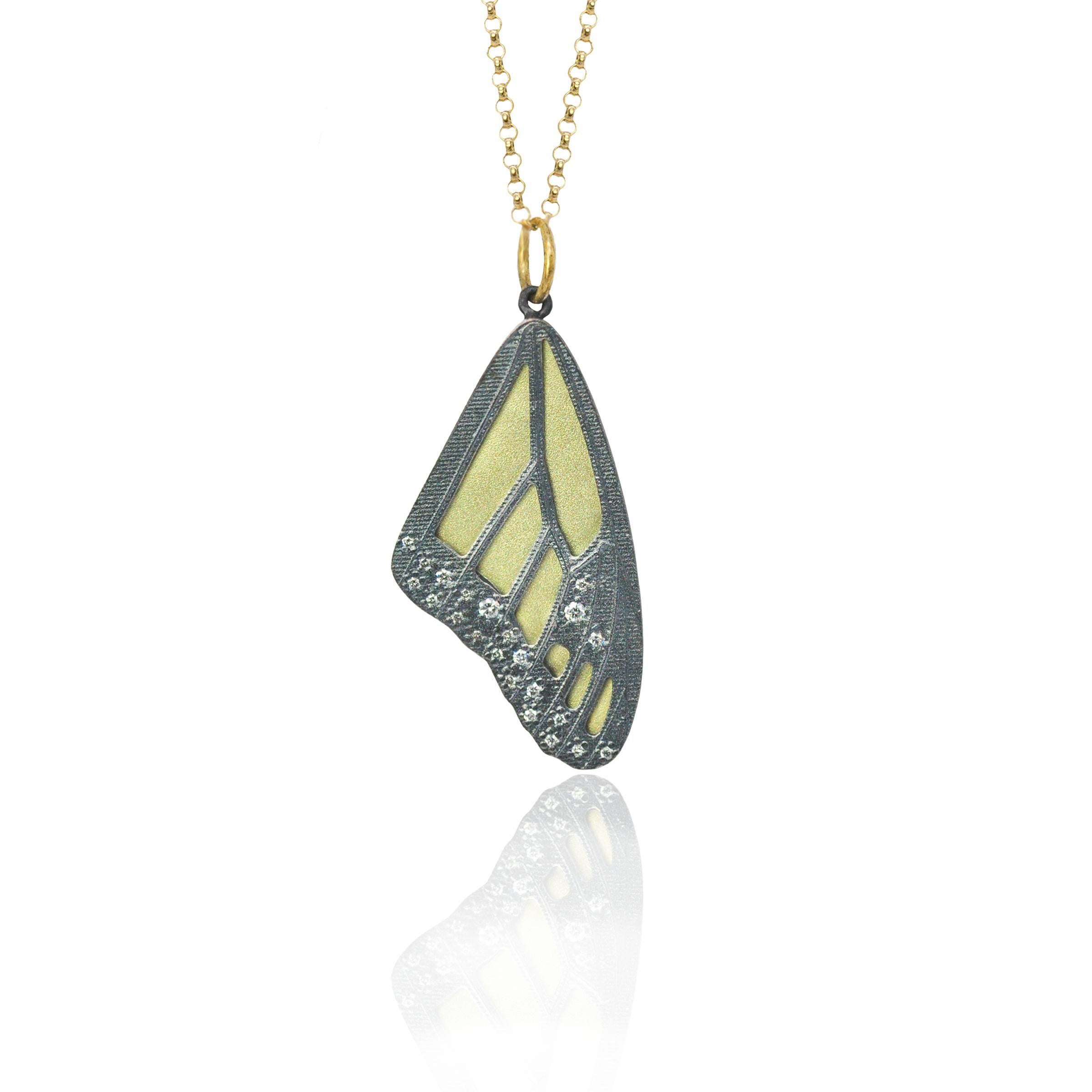 Unsere Monarchschmetterlingsflügel sind ein echtes Markenzeichen von Rebecca Myers Design. Sie sind dem Meisterwerk der Natur nachempfunden und werden aus den hochwertigsten Materialien handgefertigt. Oxidiertes Sterlingsilber wird über 18 Karat