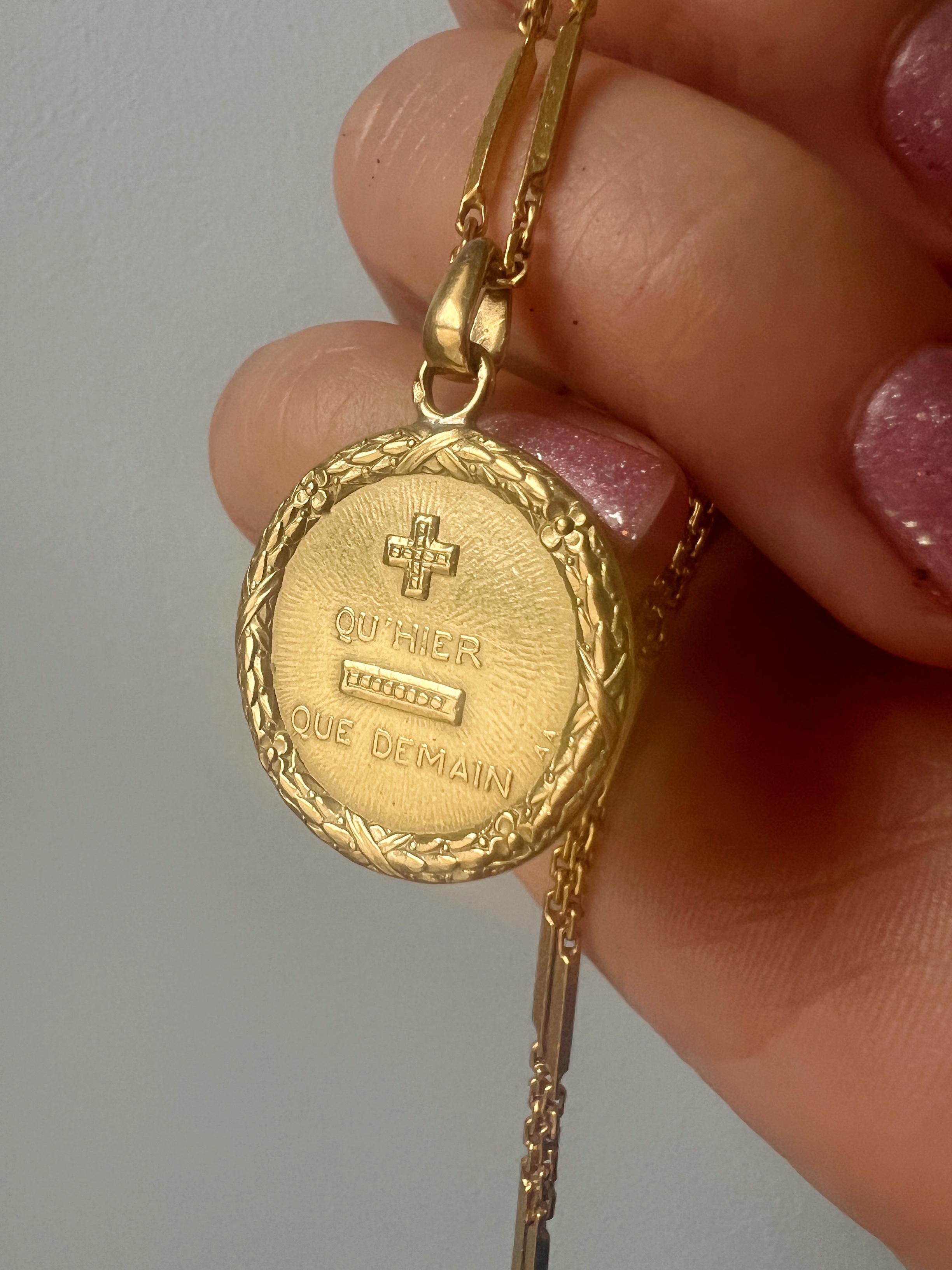 Construit sur une po�ésie française romantique, ce rare pendentif médaille d'amour en or jaune 18 carats, signé par Augis, est arrivé juste à temps cette année pour exprimer votre amour de la manière la plus inhabituelle qui soit. La médaille possède