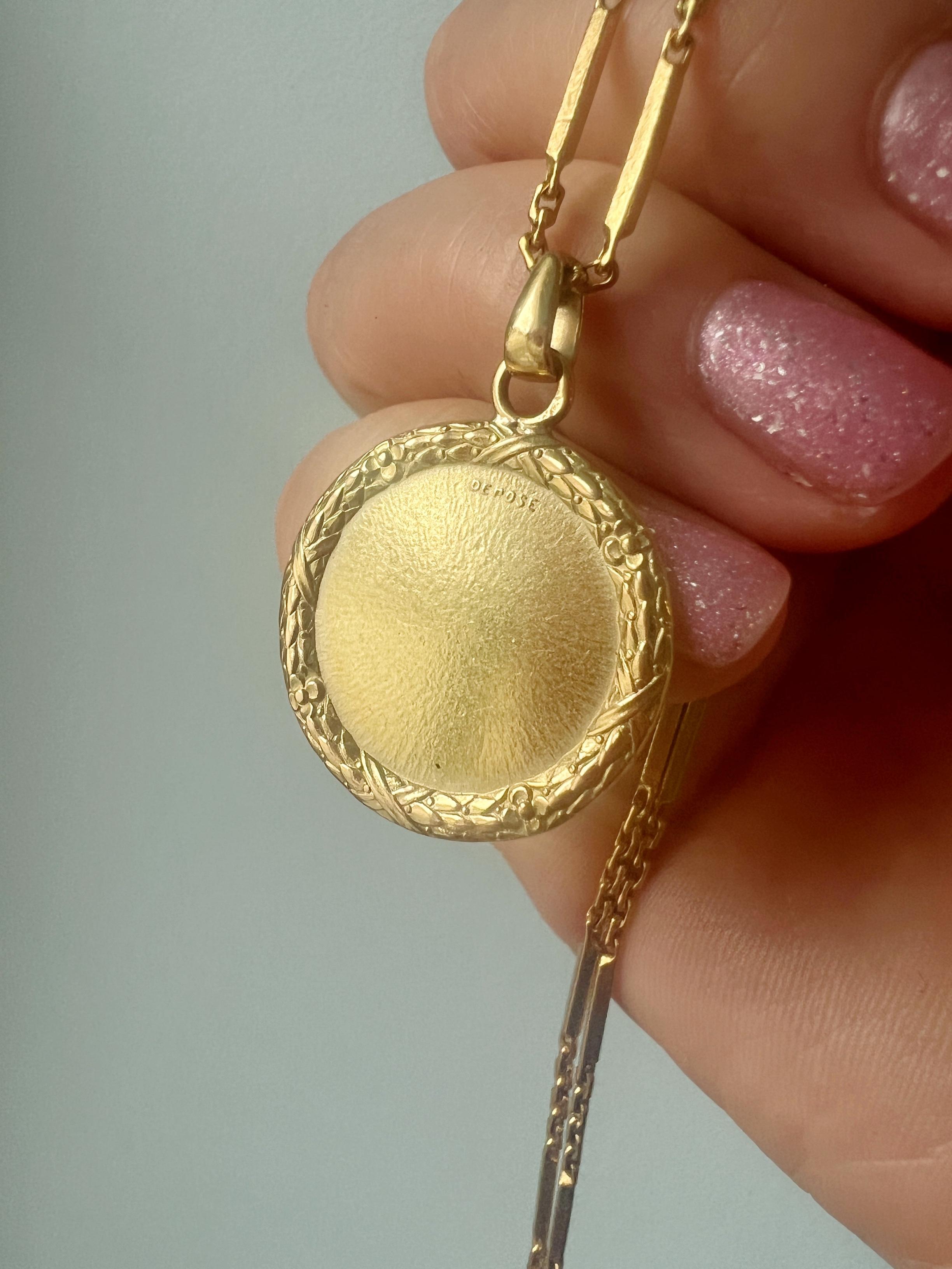 Grande médaille d'amour française Augis en or 18 carats « More than Yesterday Less than Tomorrow » Bon état à Versailles, FR