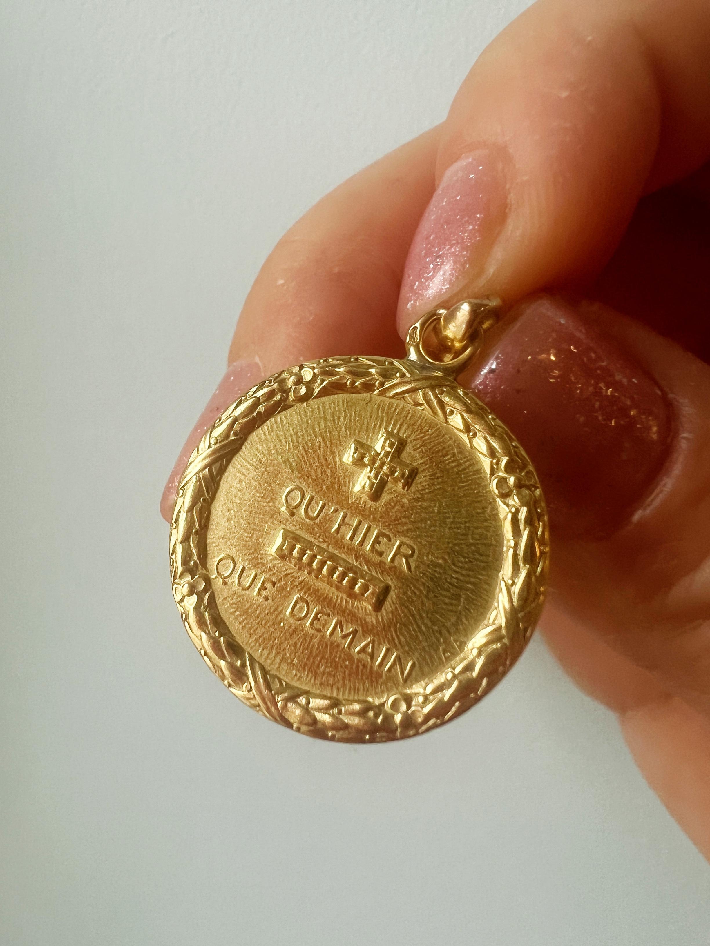 Grande médaille d'amour française Augis en or 18 carats « More than Yesterday Less than Tomorrow » 1