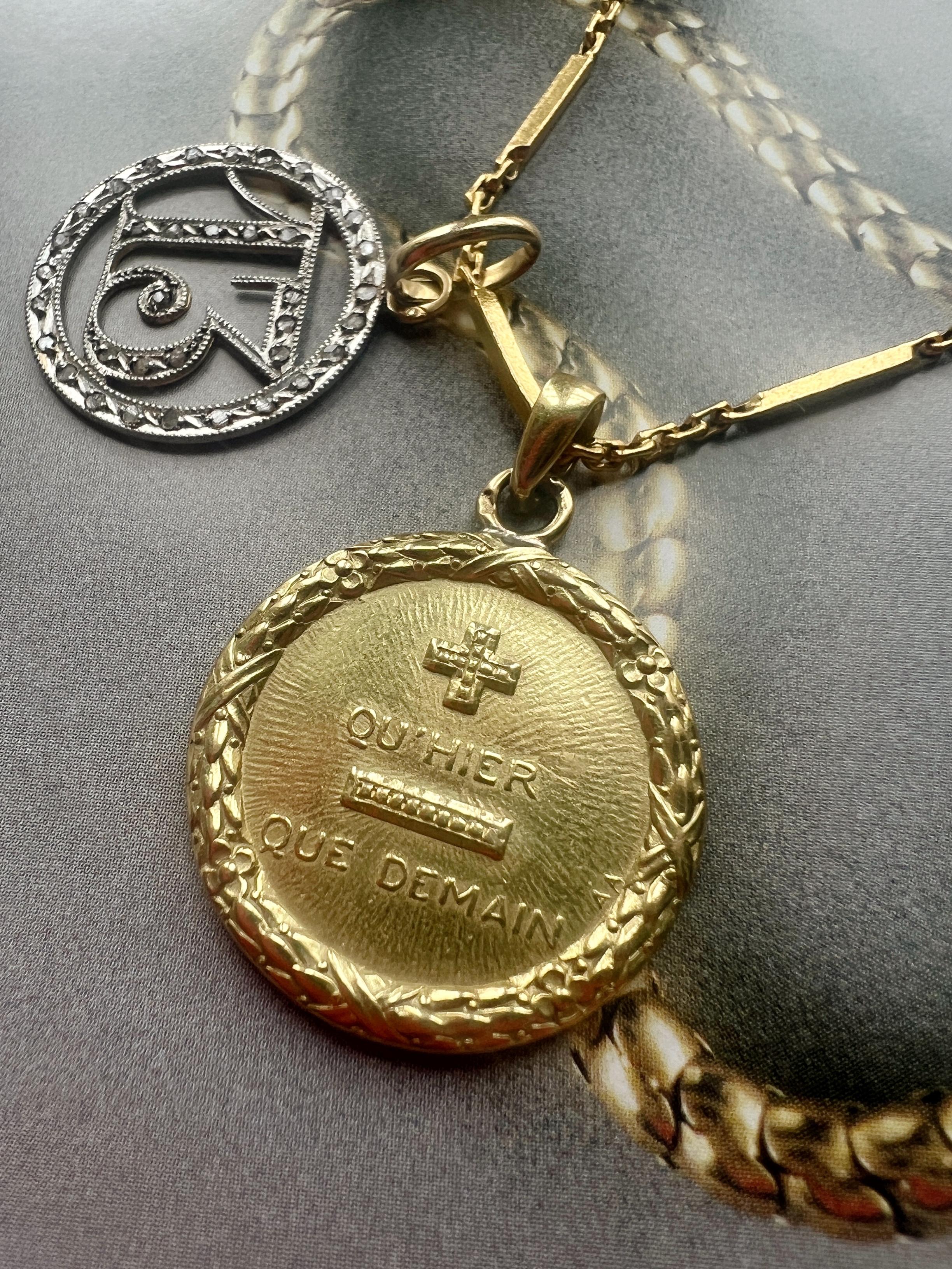 Grande médaille d'amour française Augis en or 18 carats « More than Yesterday Less than Tomorrow » 3