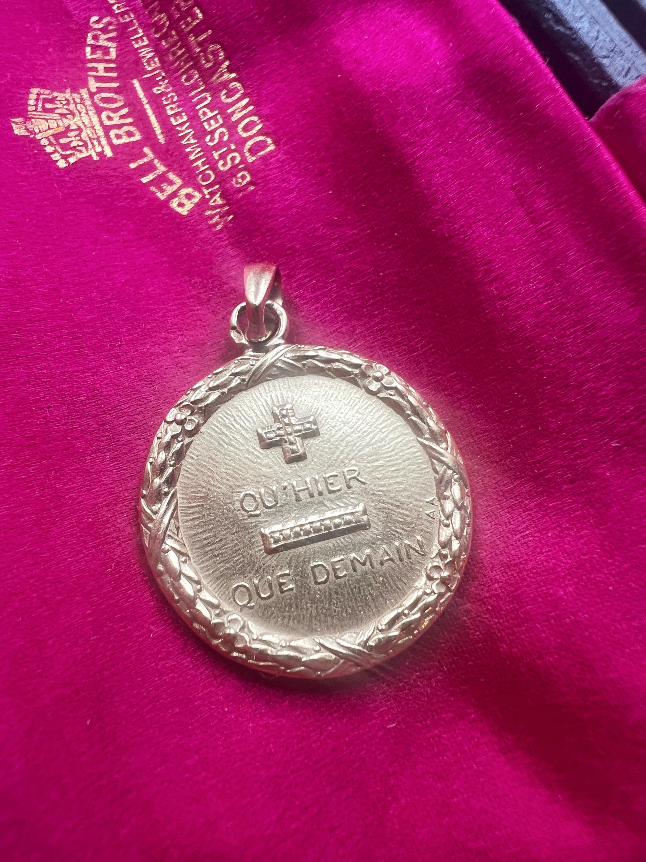 Grande médaille d'amour française Augis en or 18 carats « More than Yesterday Less than Tomorrow » 4