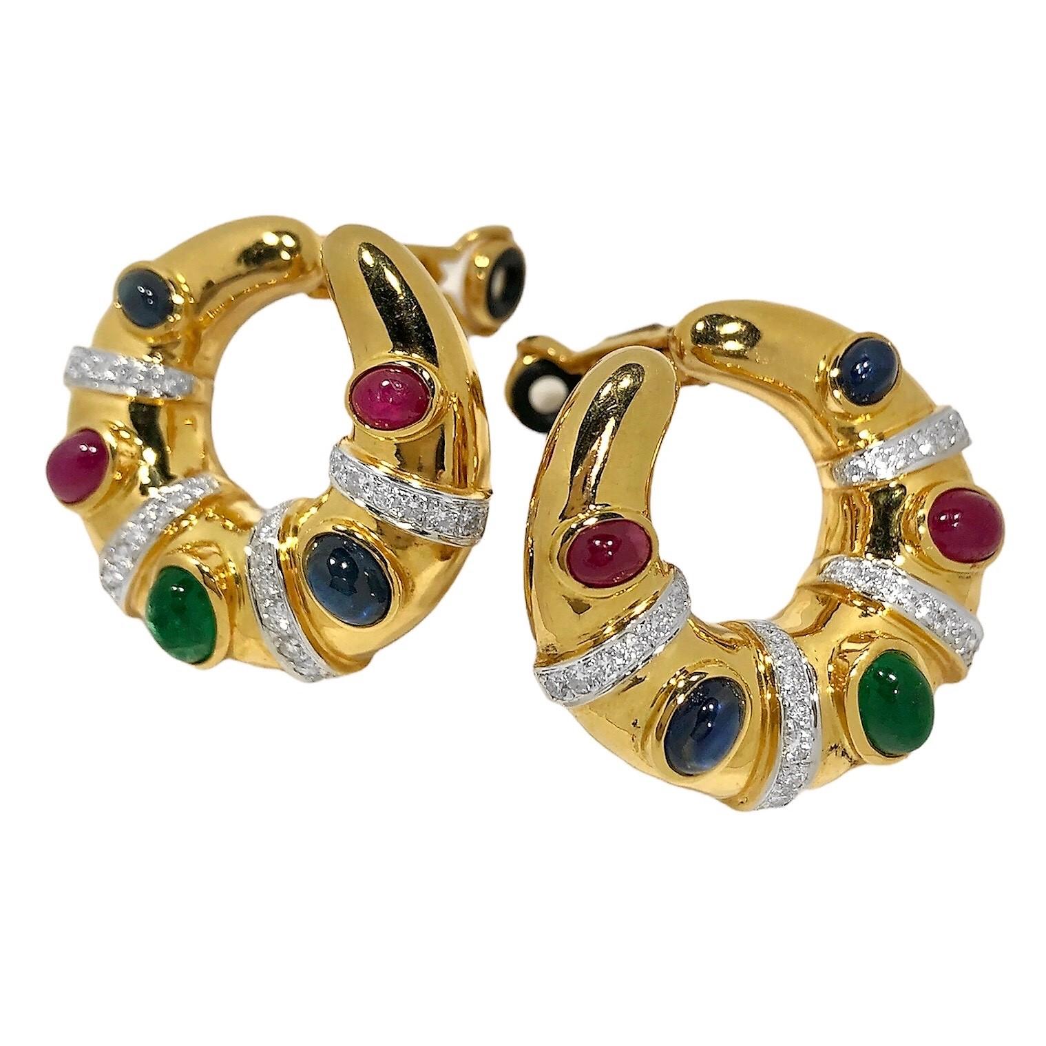 Moderne Grandes créoles en or 18 carats avec diamants, rubis cabochons, émeraudes et saphirs en vente