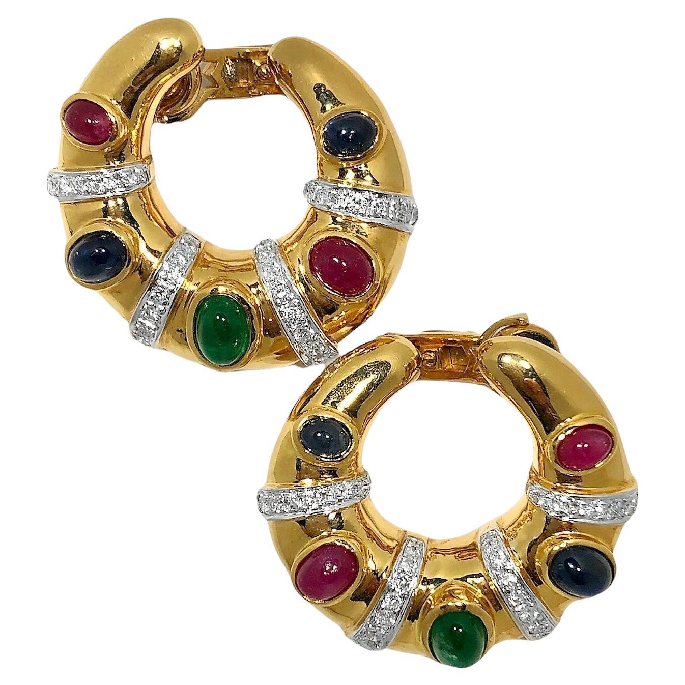 Grandes créoles en or 18 carats avec diamants, rubis cabochons, émeraudes et saphirs en vente