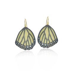 Grandes boucles d'oreilles en or 18k à aile inférieure de papillon monarque avec diamants dispersés