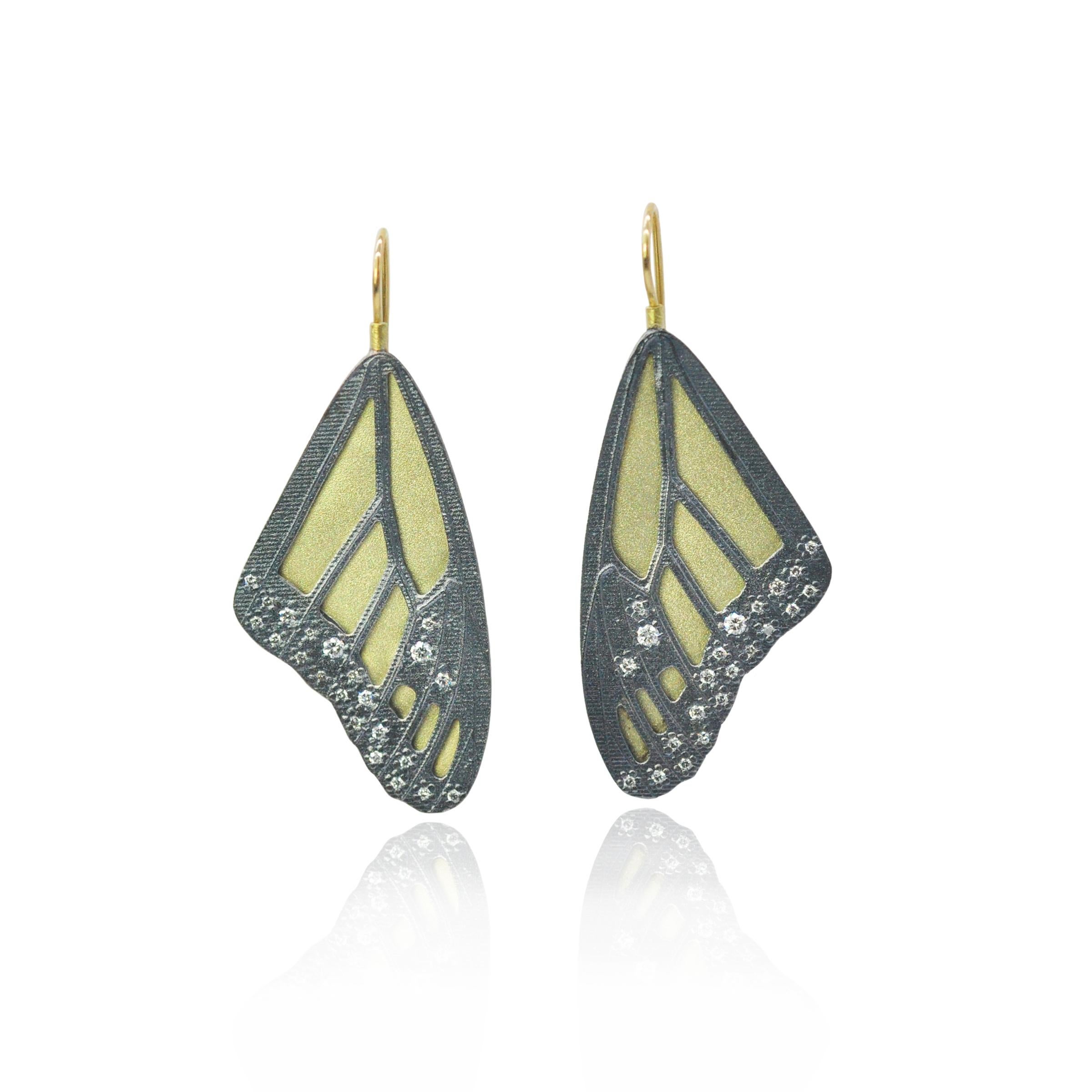 Véritable signature de Rebecca Myers Design, nos ailes de papillon monarque s'inspirent des chefs-d'œuvre de la nature et sont fabriquées à la main avec des matériaux de la plus haute qualité. L'argent sterling oxydé est superposé à l'or jaune 18