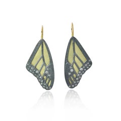Grandes boucles d'oreilles à oreilles papillon en or 18 carats avec diamants éparpillés