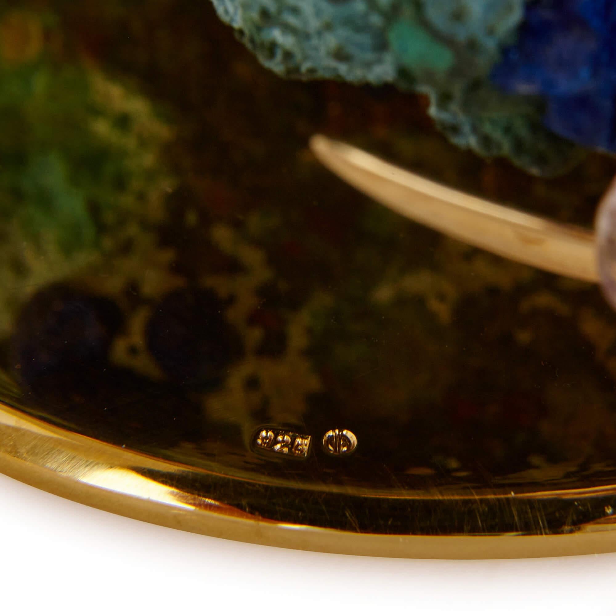 Sculpté Grand modèle d'oiseau en or 18 carats, argent doré, diamants et pierre dure d'Asprey en vente
